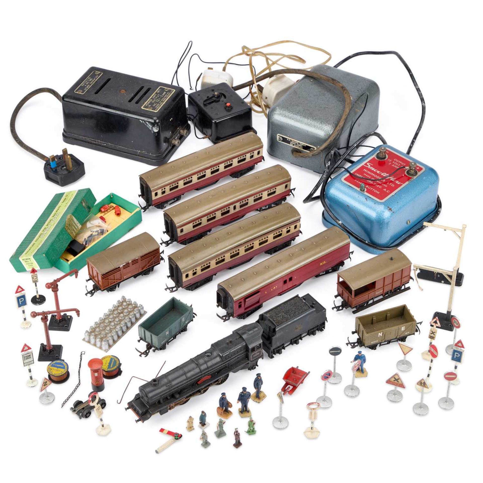 A COLLECTION OF VINTAGE ‘OO’ GAUGE MODEL RAILWAY ITEMS