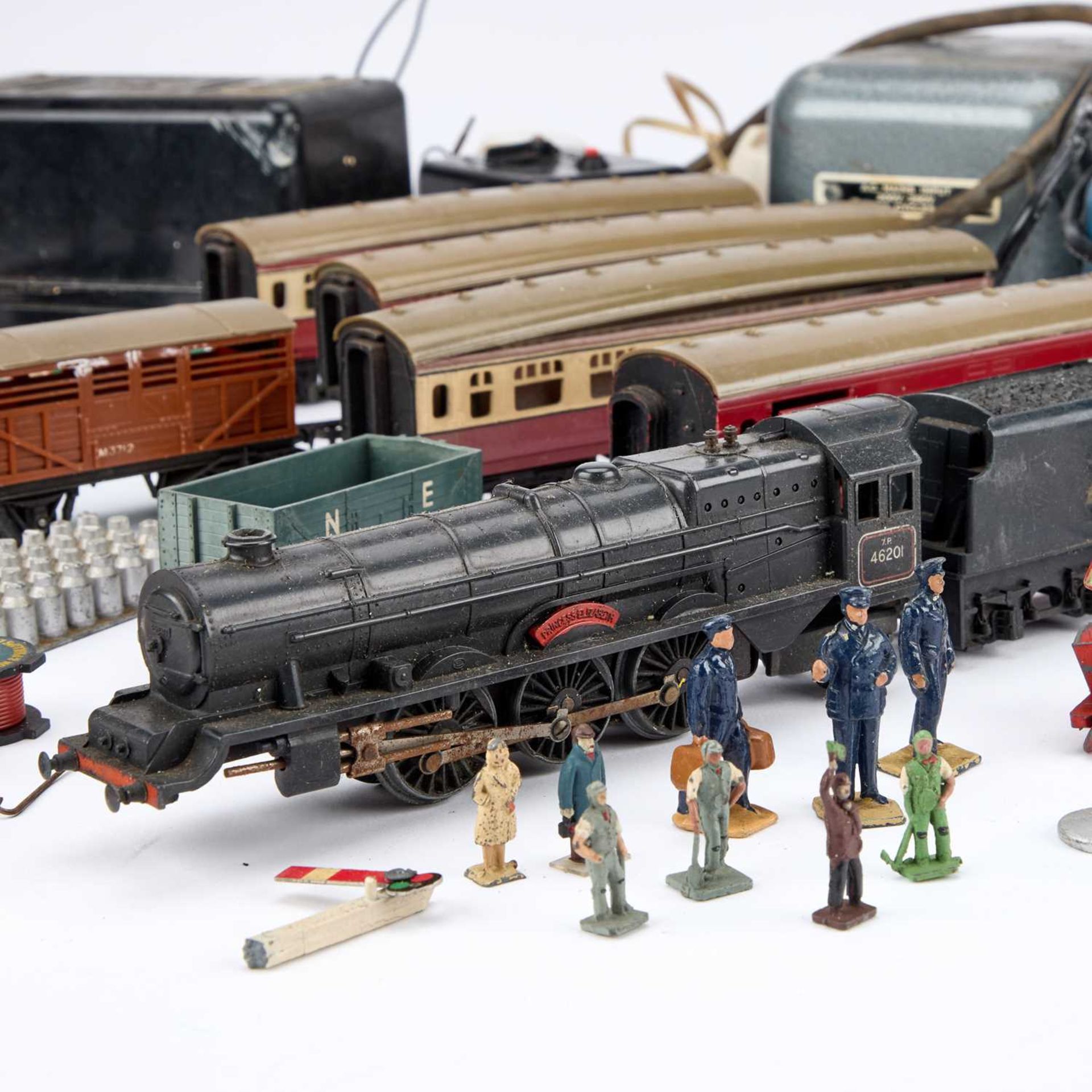 A COLLECTION OF VINTAGE ‘OO’ GAUGE MODEL RAILWAY ITEMS - Image 8 of 8