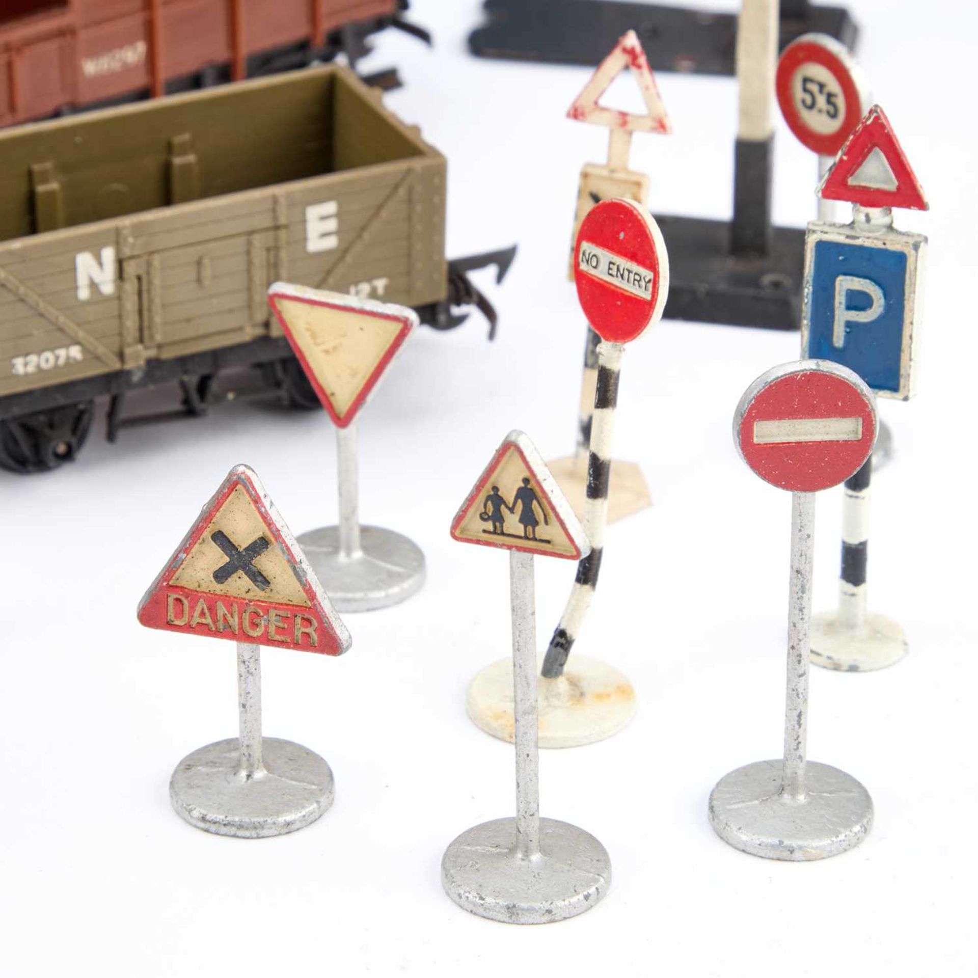 A COLLECTION OF VINTAGE ‘OO’ GAUGE MODEL RAILWAY ITEMS - Image 4 of 8