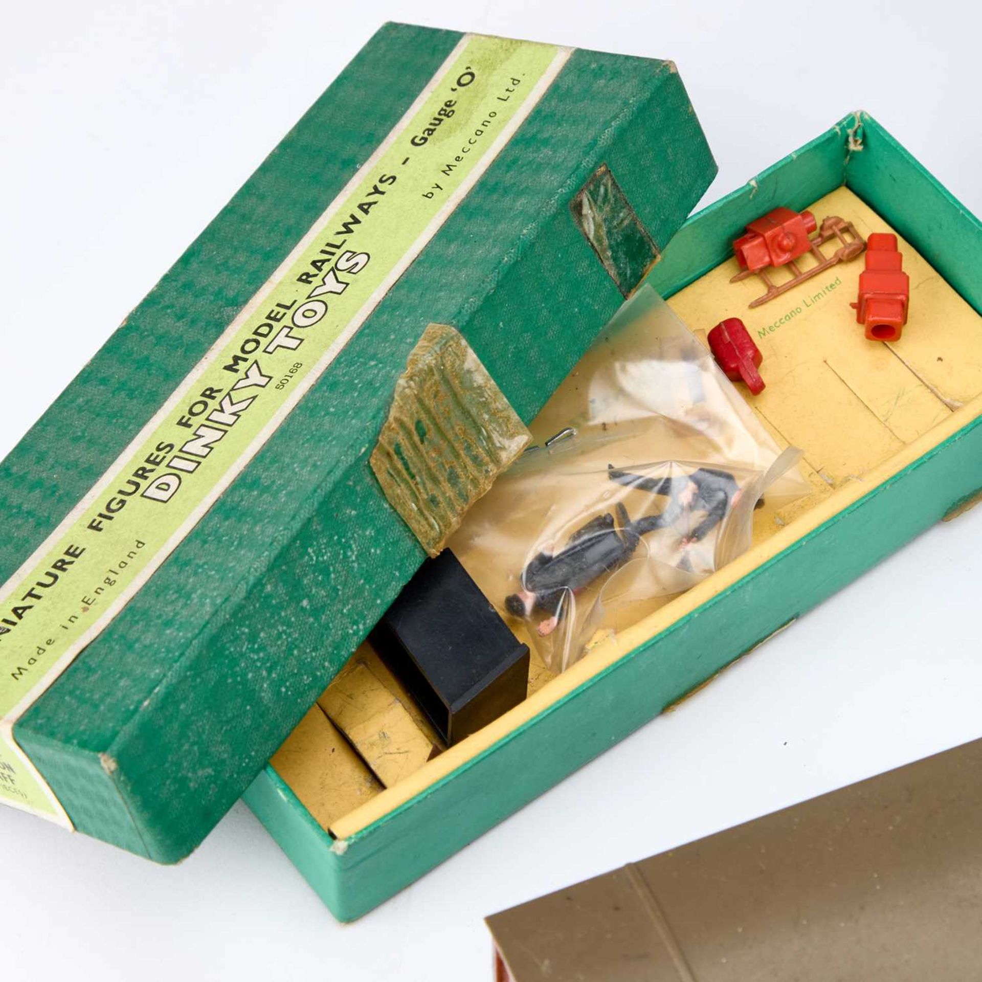 A COLLECTION OF VINTAGE ‘OO’ GAUGE MODEL RAILWAY ITEMS - Image 7 of 8