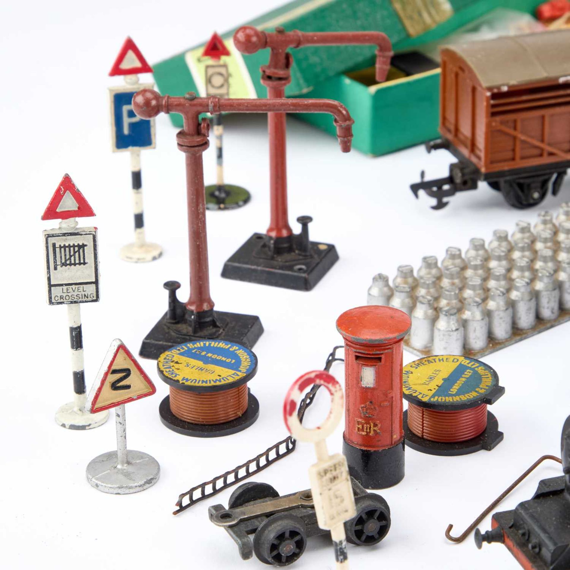 A COLLECTION OF VINTAGE ‘OO’ GAUGE MODEL RAILWAY ITEMS - Image 3 of 8