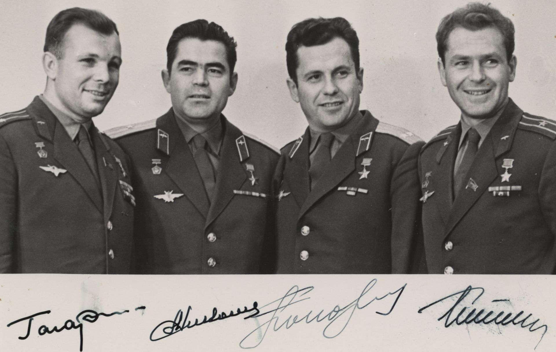 Kosmonauten Gagarin, Nikolajew, Popowitsch und Titow | Gruppenbild m Autogrammen | 1965 - Bild 2 aus 4