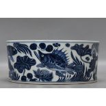 Ming Xuande blue and white fish and grass pattern wash basin