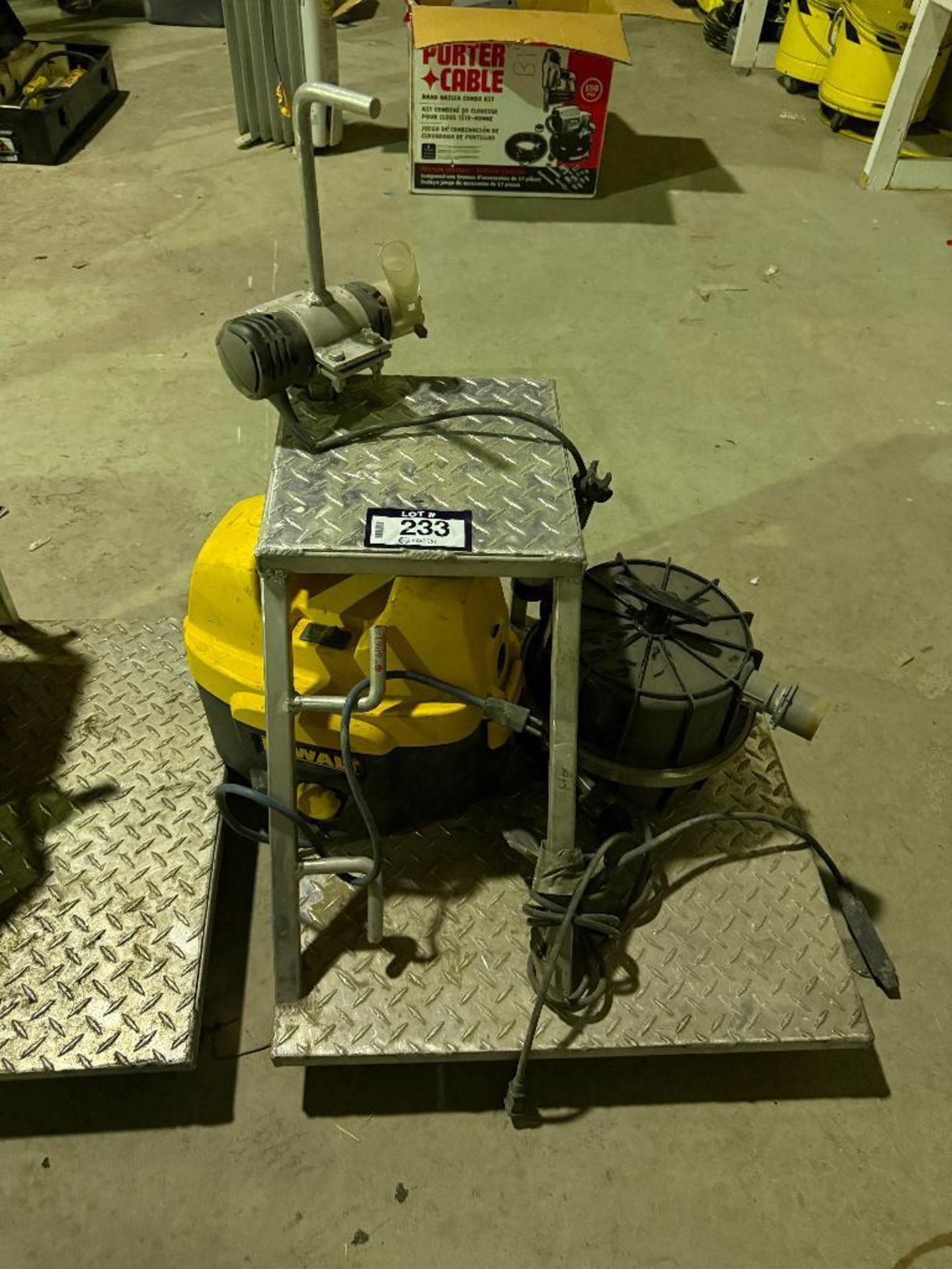 Metal Stand w/ DeWalt DC500 Heavy Duty 2 Gallon Corded/Cordless Vacuum