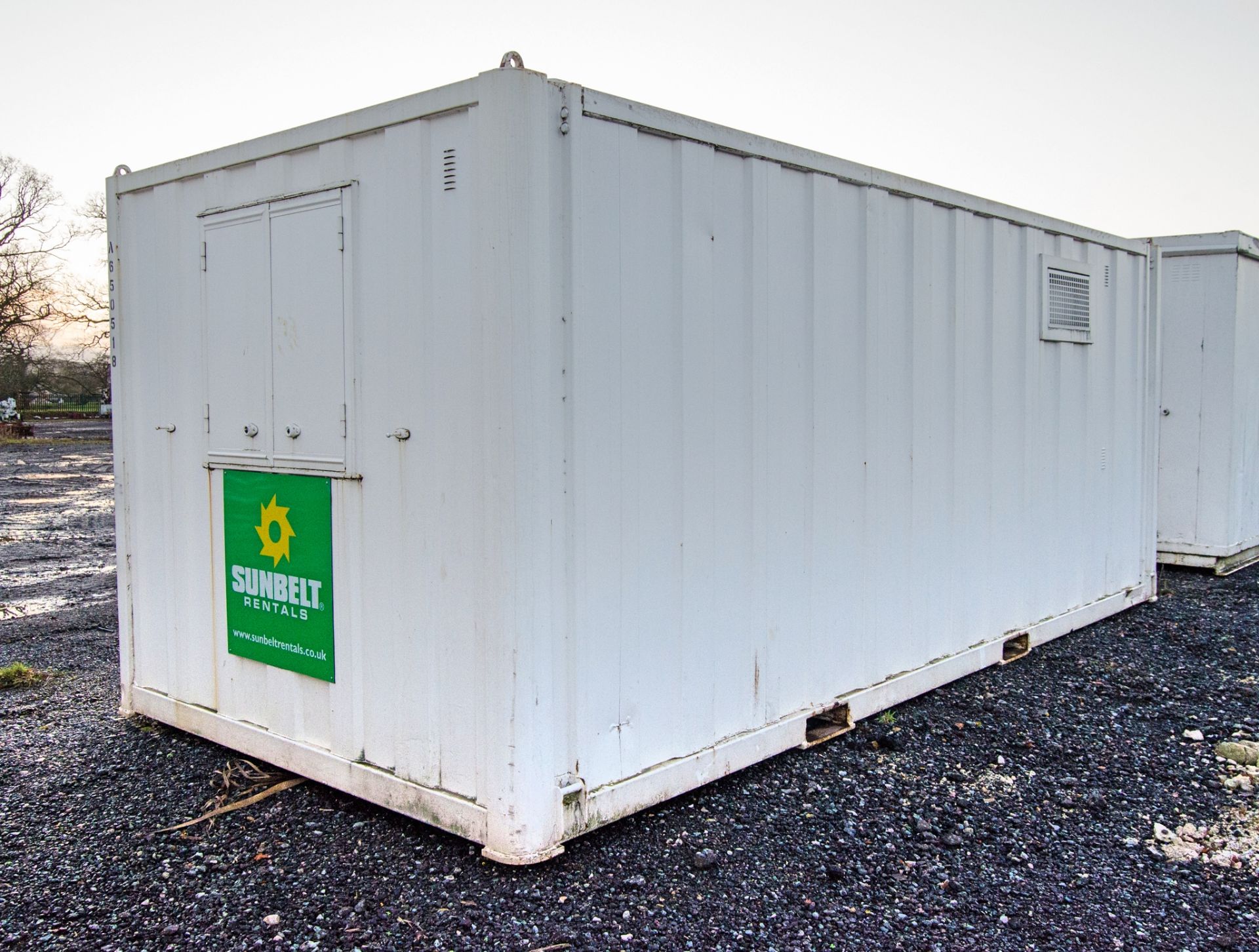 21ft x 9ft steel anti-vandal welfare site unit Comprising canteen area, toilet and generator room - Image 4 of 9