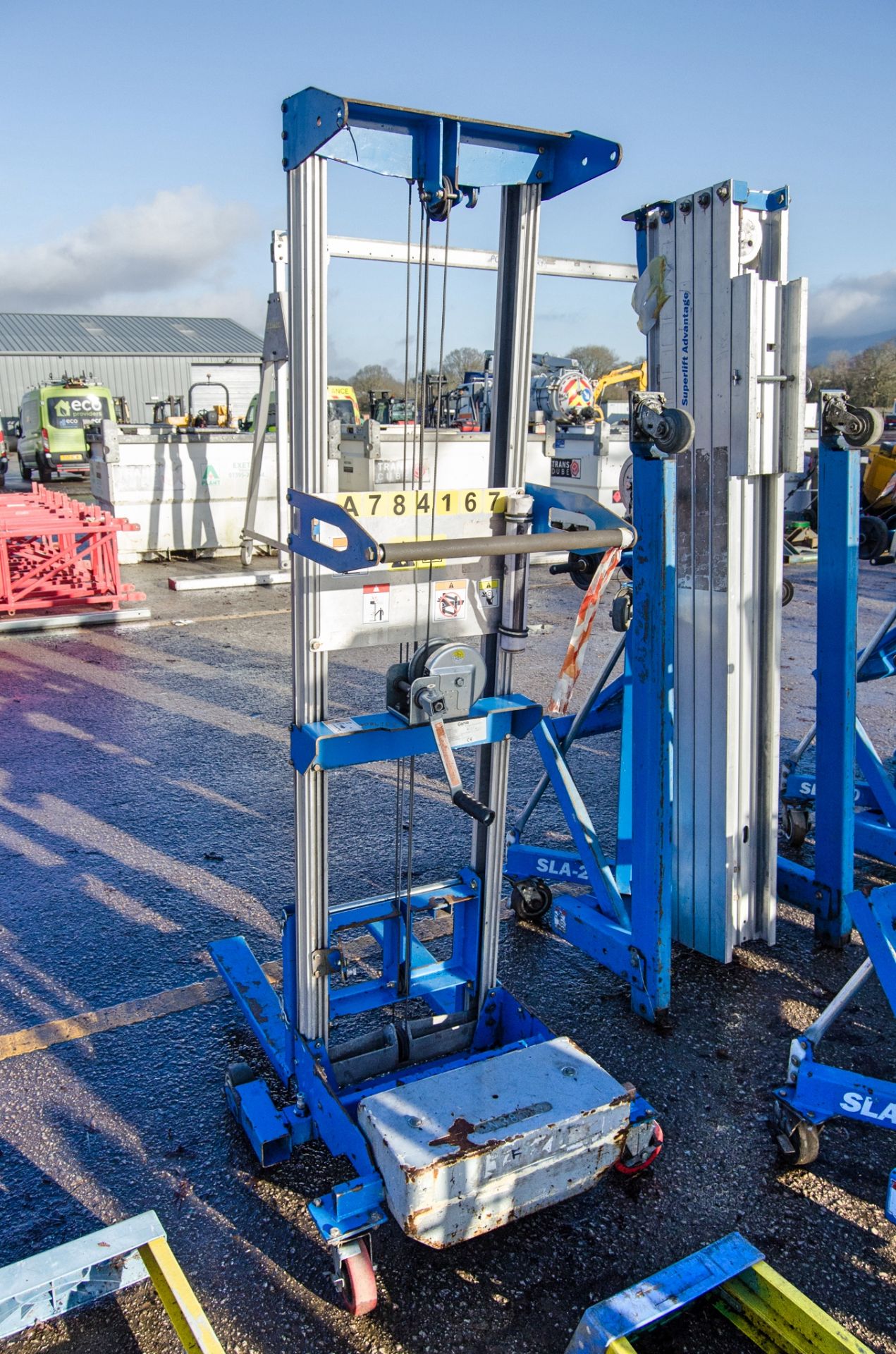 Genie manual material hoist c/w forks A784167 - Image 2 of 2