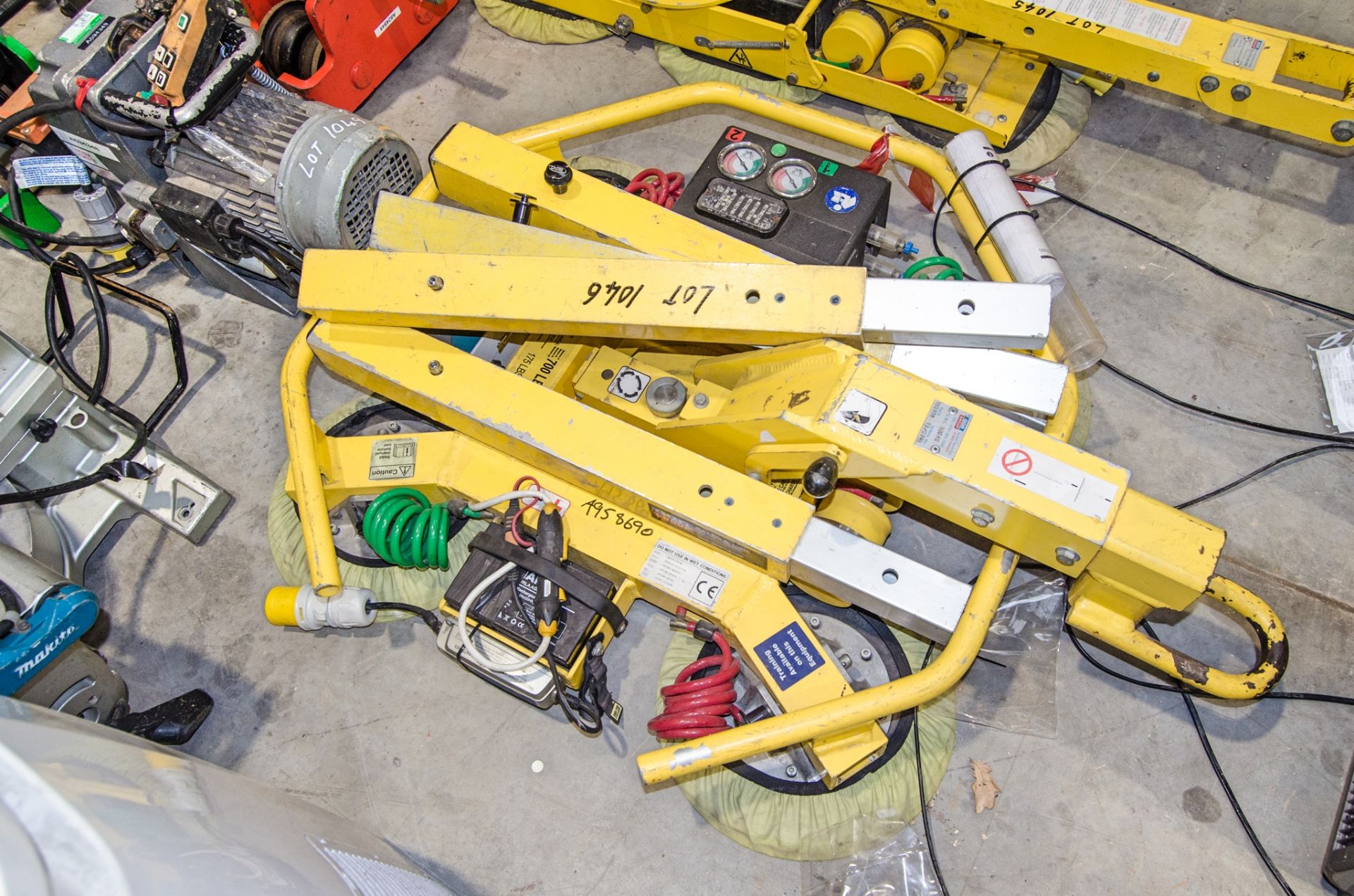 Woods Power Grip battery electric suction lifter c/w charger A958690 - Image 2 of 2