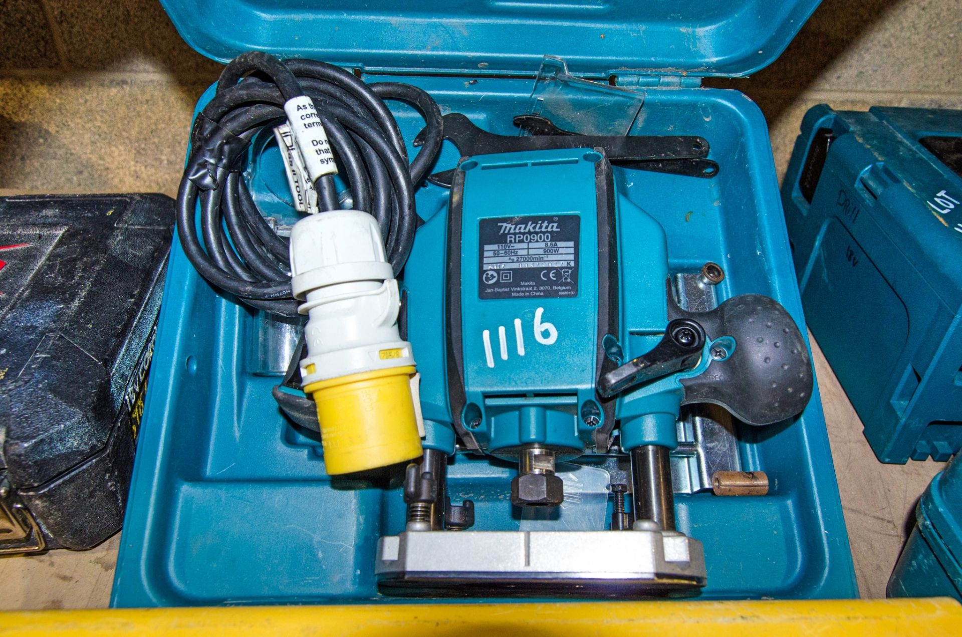 Makita RPO900 110v router c/w carry case A1077431