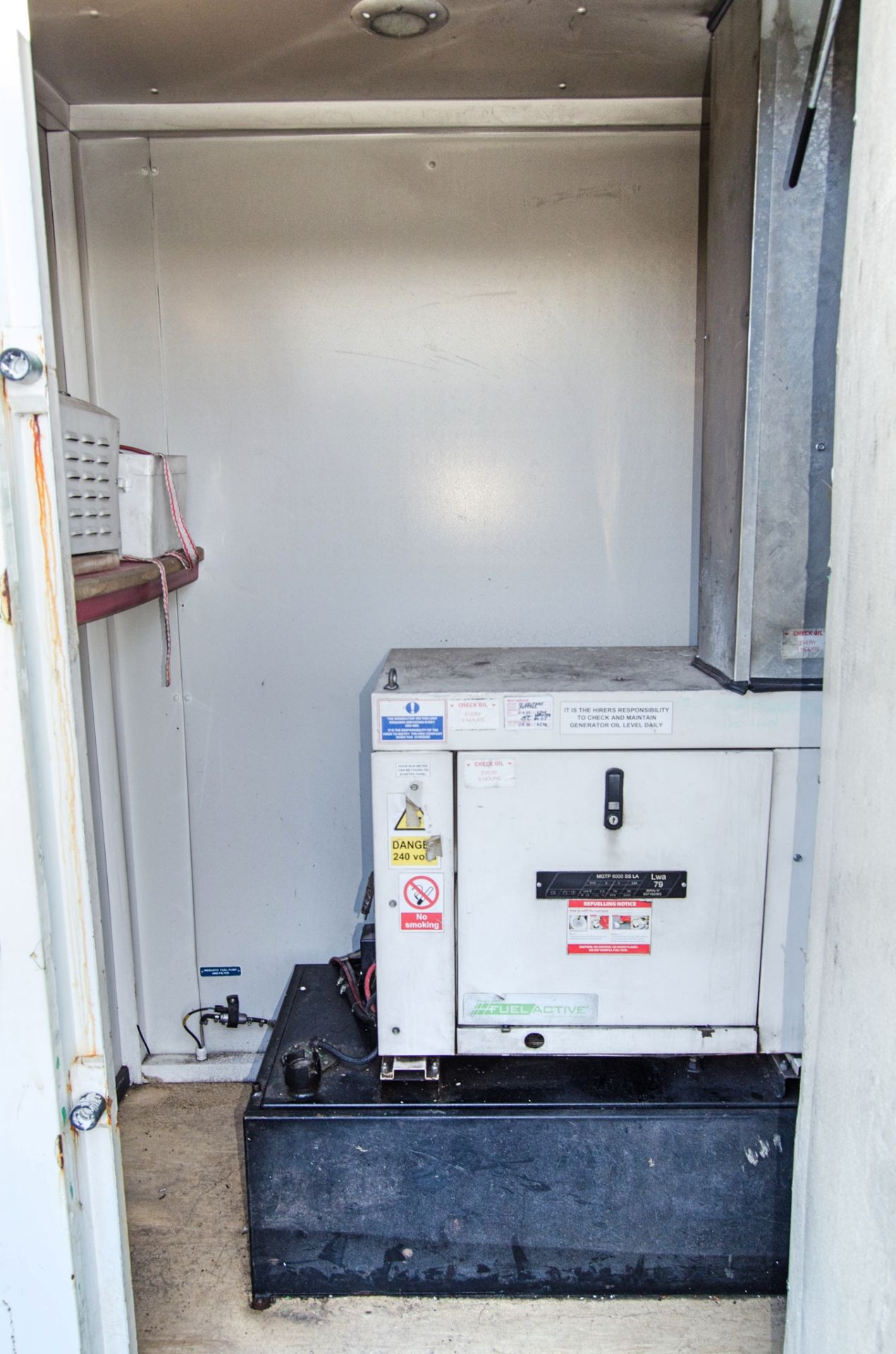 21ft x 9ft steel anti-vandal welfare site unit Comprising of: canteen area, toilet & generator - Image 9 of 10