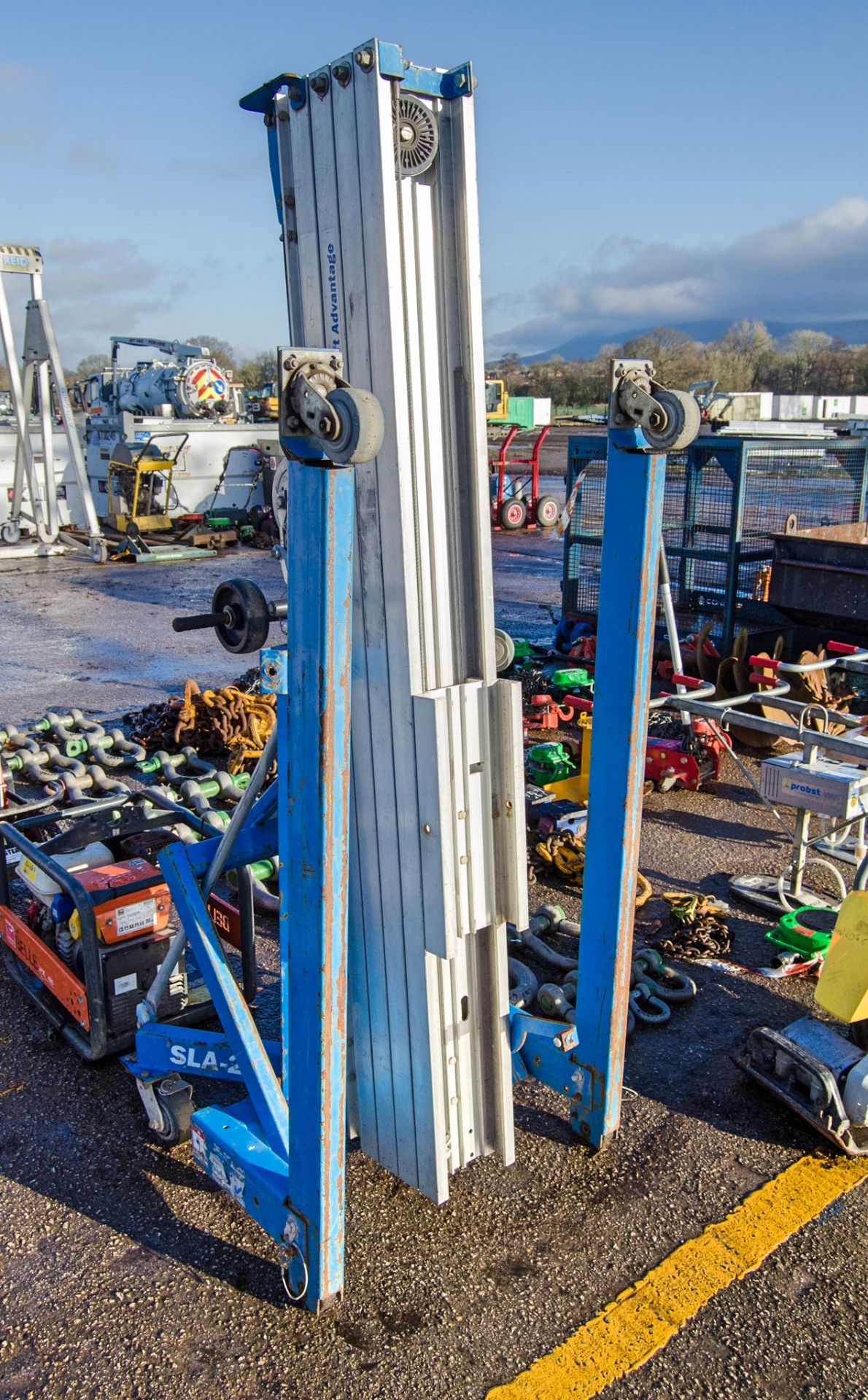 Genie SLA20 manual material hoist c/w forks ** Wire snapped ** A608744