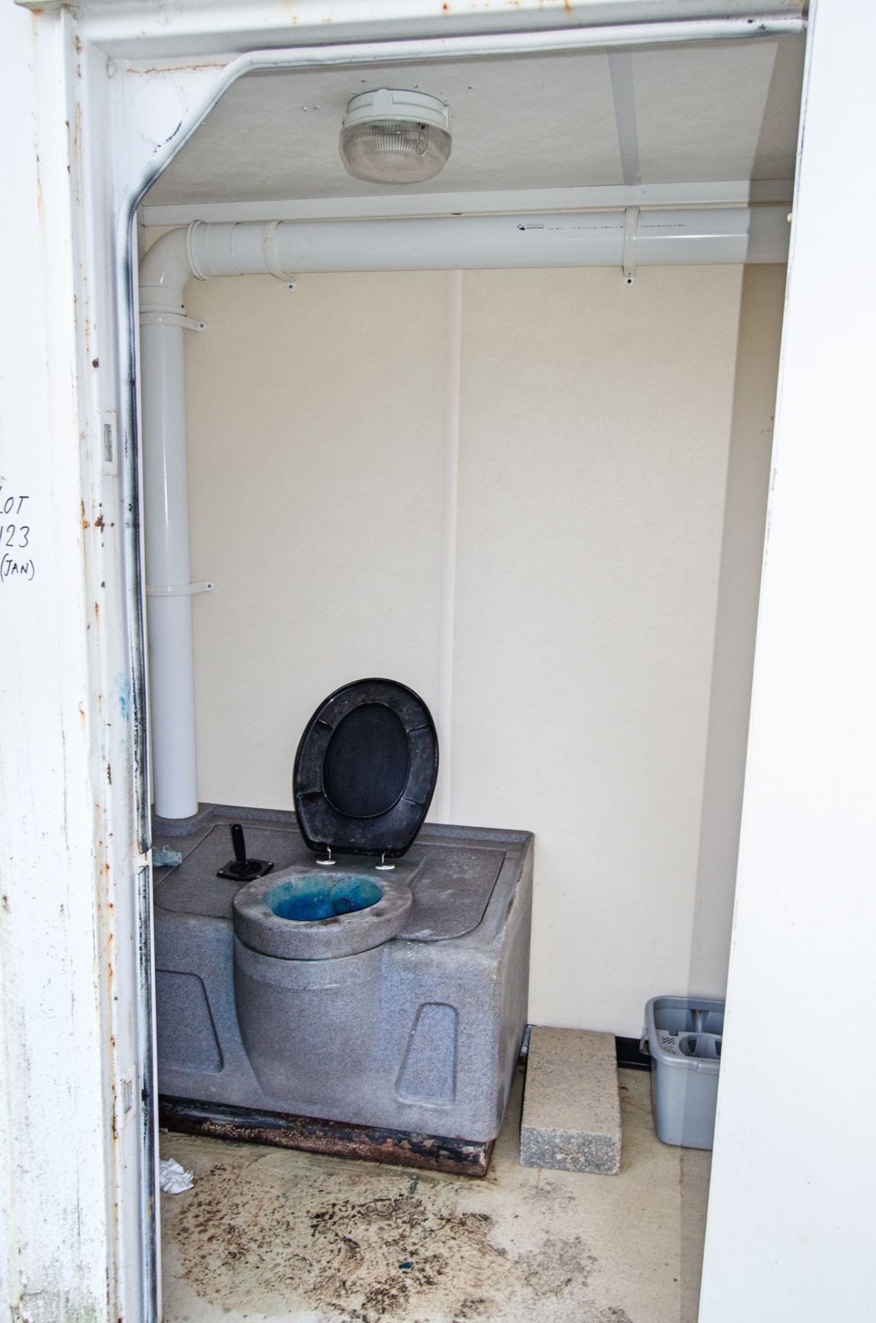 21ft x 9ft steel anti-vandal welfare site unit Comprising canteen area, toilet and generator room - Image 8 of 11