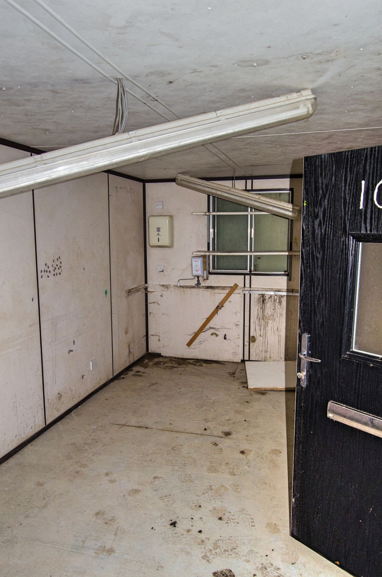 24ft x 9ft steel anti-vandal office unit ** No keys but unlocked ** - Image 5 of 6