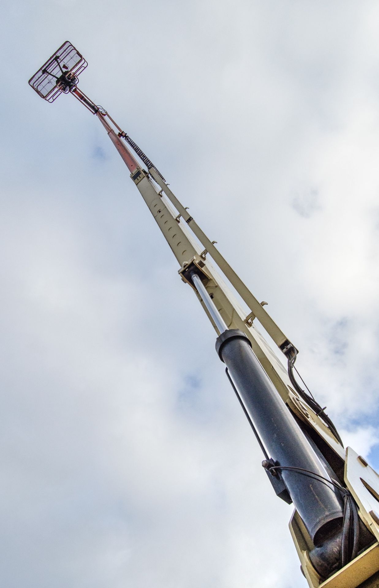 JLG 860 SJ diesel driven articulated boom access platform Year: 2014 S/N: 0300190882 Recorded Hours: - Image 13 of 20