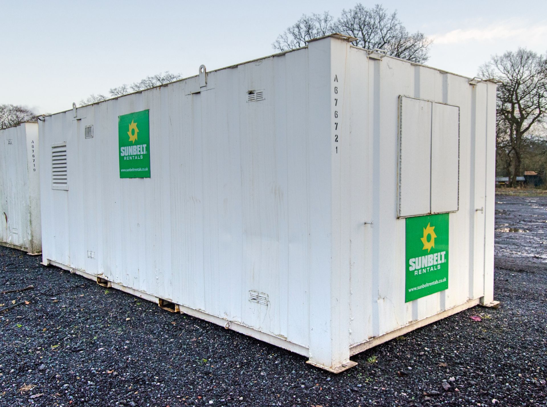 21ft x 9ft steel anti-vandal welfare site unit Comprising canteen area, toilet and generator room - Image 3 of 10