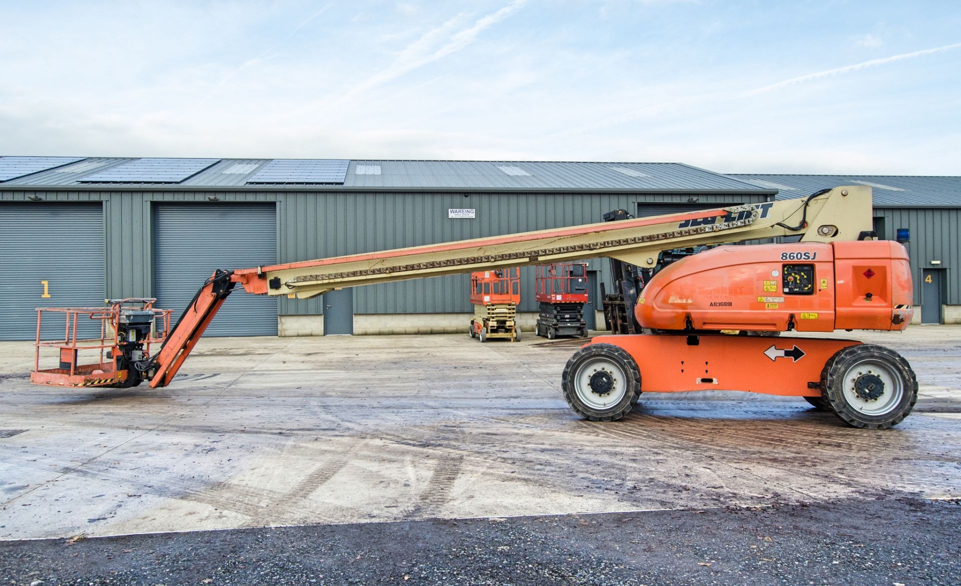 JLG 860 SJ diesel driven articulated boom access platform Year: 2014 S/N: 0300190882 Recorded Hours: - Image 7 of 20