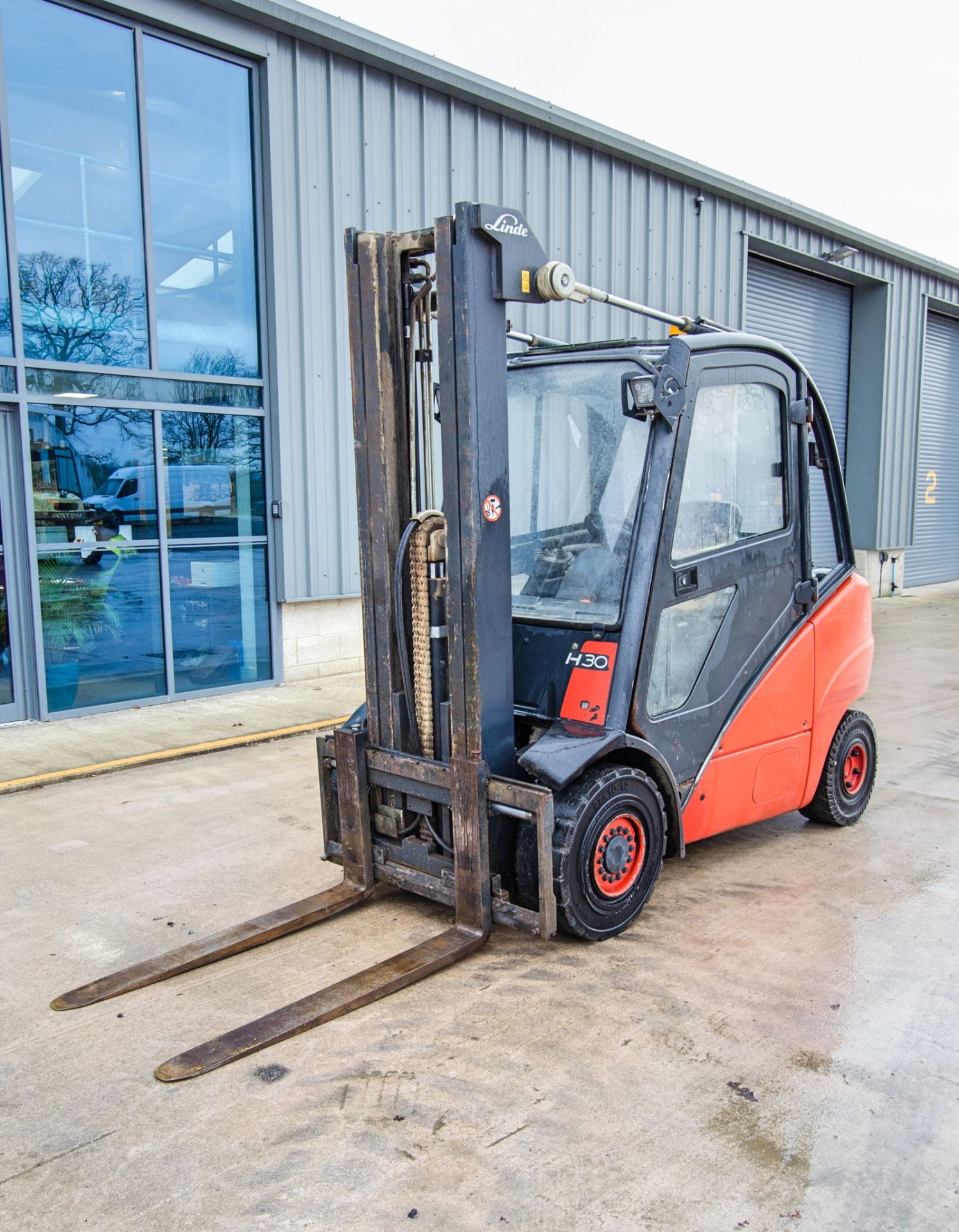 Linde H30D 3 tonne diesel driven fork lift truck Year: 2006 S/N: T00856 Recorded Hours: 9500