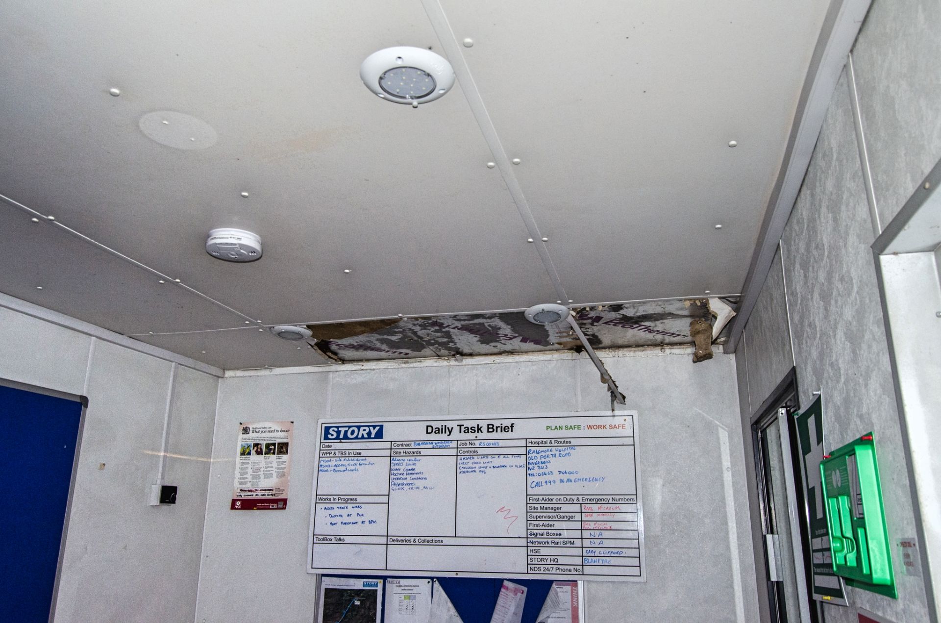 24ft x 9ft steel anti-vandal welfare site unit Comprising canteen area, office, toilet and generator - Image 6 of 12