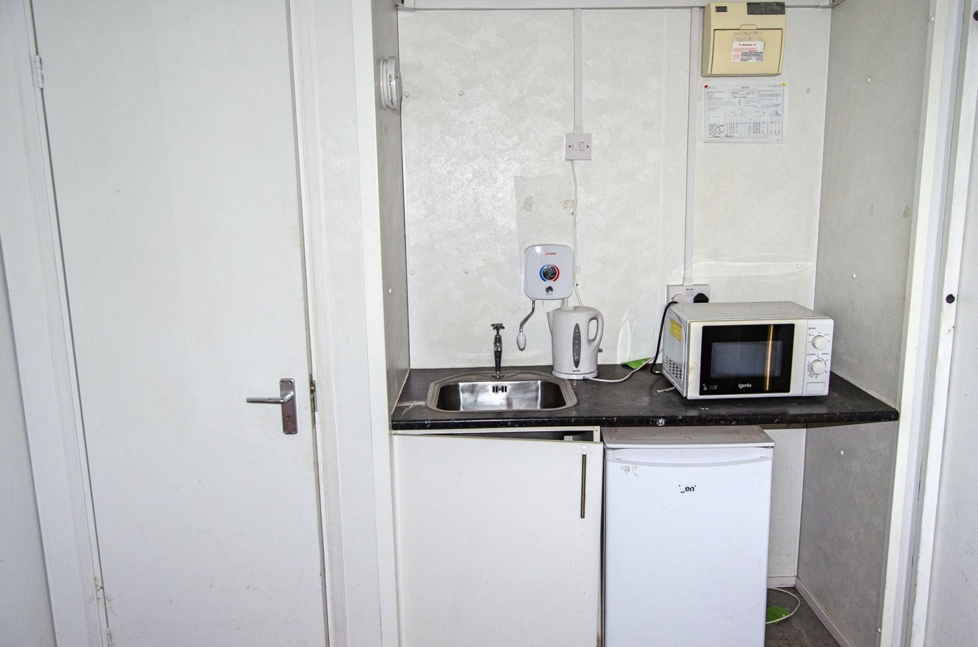 24ft x 9ft steel anti-vandal welfare site unit Comprising of: canteen area, office, toilet & - Image 6 of 10