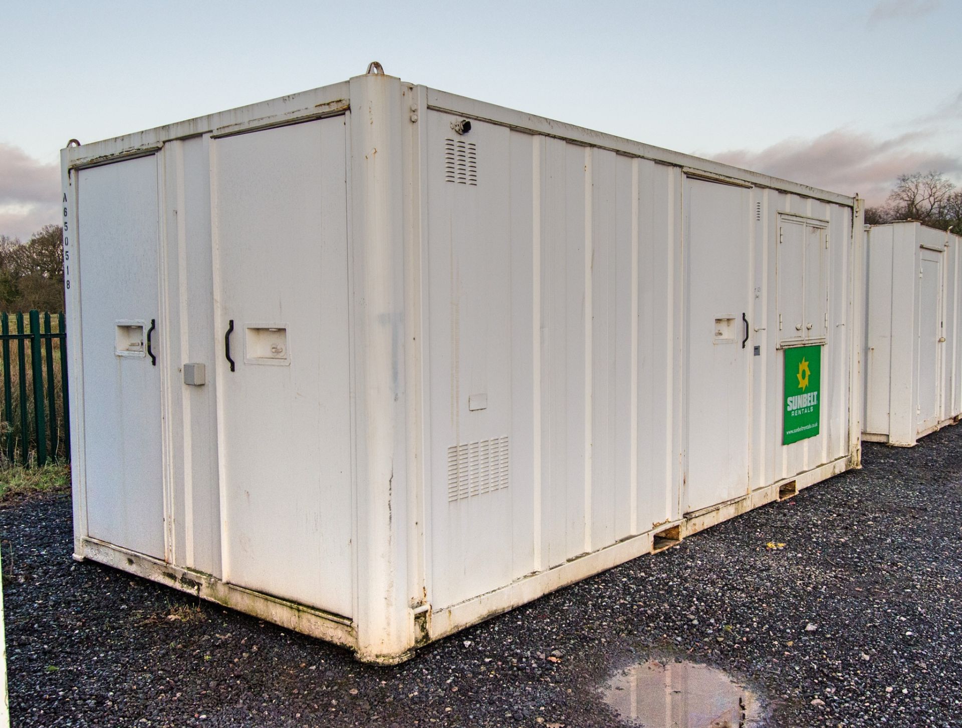 21ft x 9ft steel anti-vandal welfare site unit Comprising canteen area, toilet and generator room - Image 2 of 9