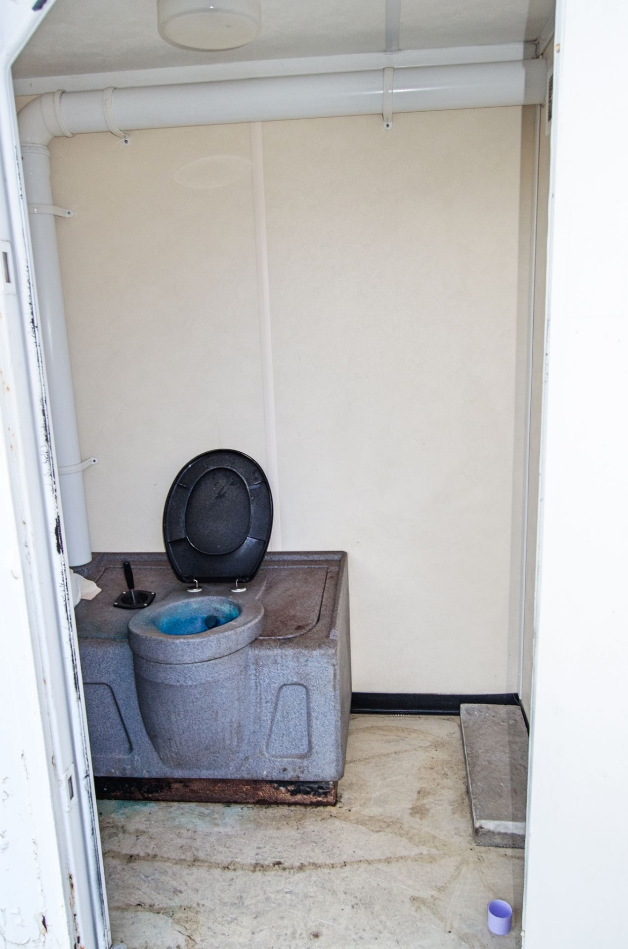 21ft x 9ft steel anti-vandal welfare site unit Comprising canteen area, toilet and generator room - Image 7 of 10