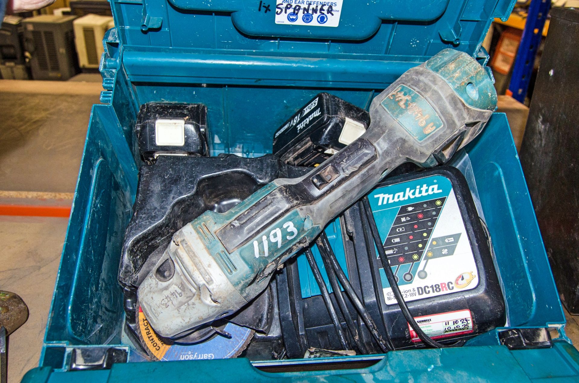 Makita DGA517 18v cordless 125mm angle grinder c/w 2 - batteries, charger and carry case A944347