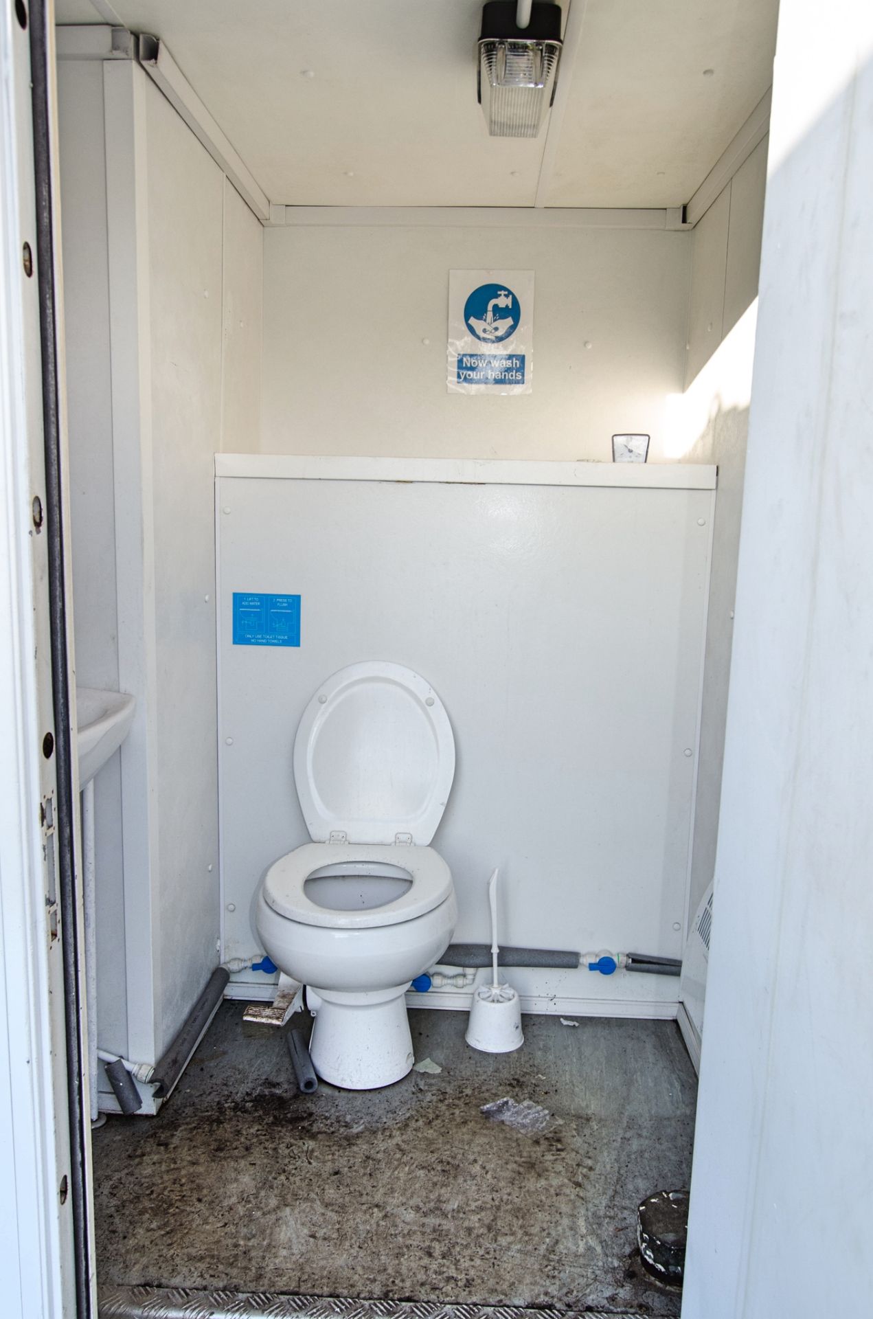 24ft x 9ft steel anti-vandal welfare site unit Comprising of: canteen area, office, toilet & - Image 7 of 10