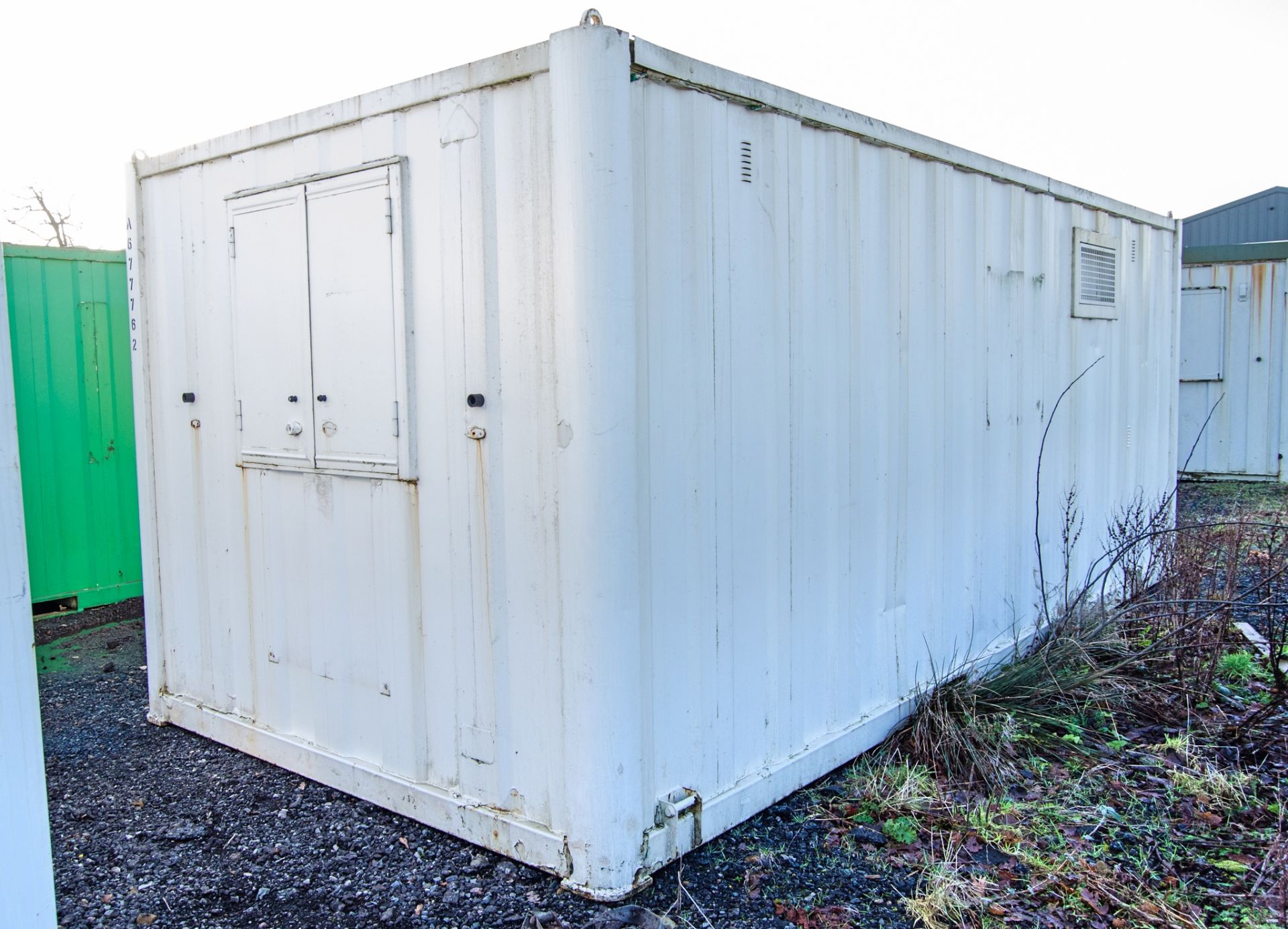21ft x 9ft steel anti-vandal welfare site unit Comprising of: canteen area, toilet & generator - Image 4 of 10
