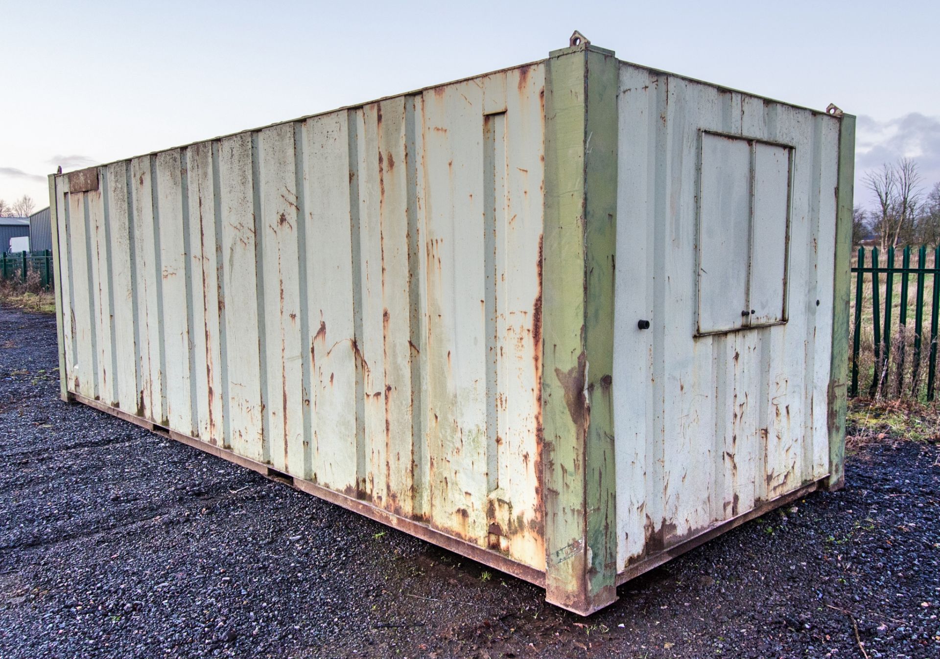 24ft x 9ft steel anti-vandal office unit ** No keys but unlocked ** - Image 3 of 6