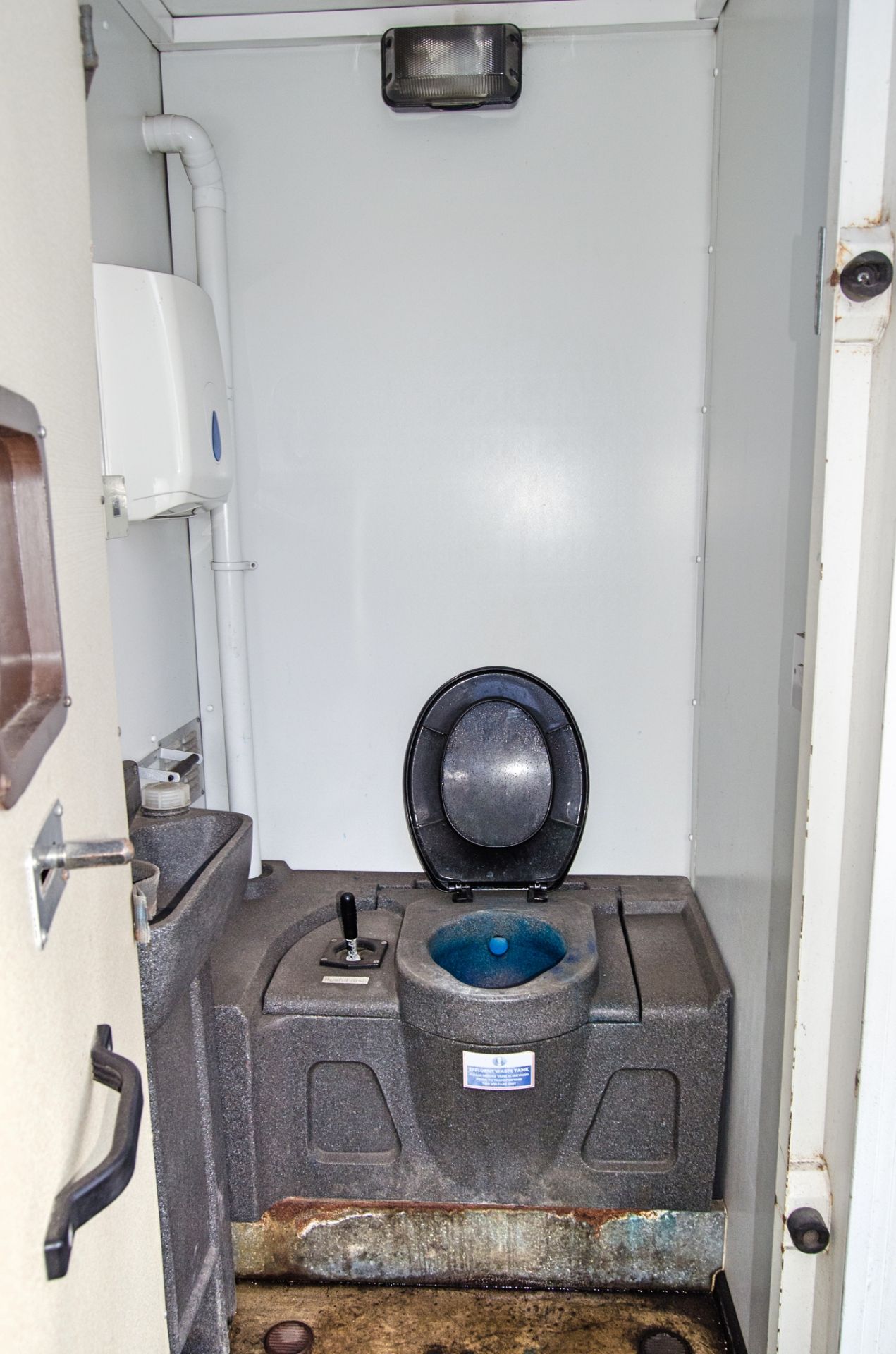 21ft x 9ft steel anti-vandal welfare site unit Comprising canteen area, toilet and generator room - Image 7 of 9