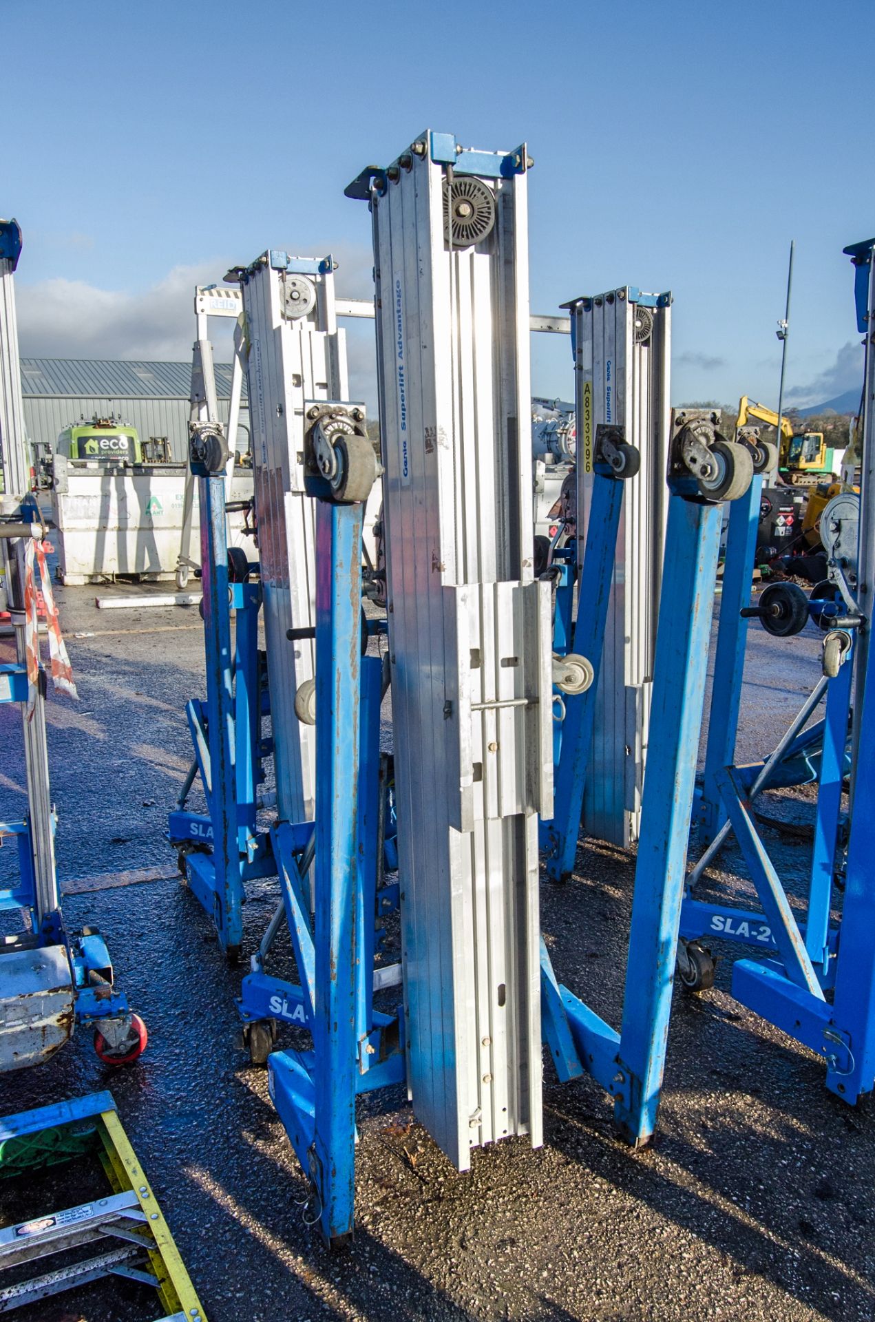 Genie SLA20 manual material hoist c/w forks A765999