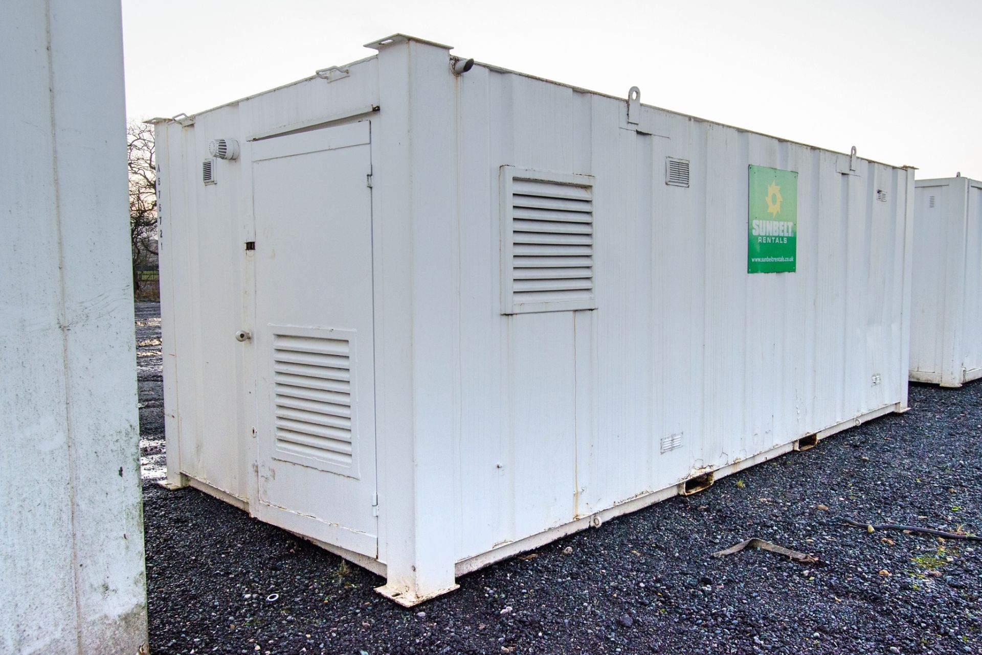 21ft x 9ft steel anti-vandal welfare site unit Comprising canteen area, toilet and generator room - Image 4 of 10