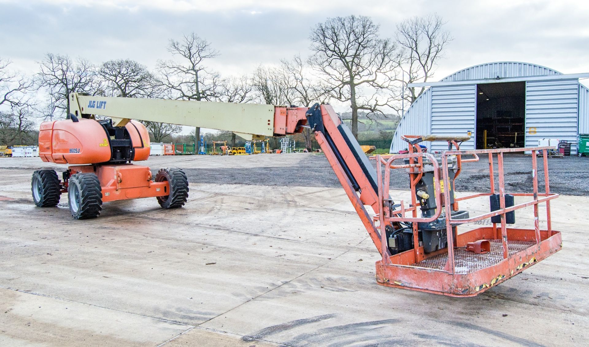 JLG 860 SJ diesel driven articulated boom access platform Year: 2014 S/N: 0300190882 Recorded Hours: - Image 2 of 20