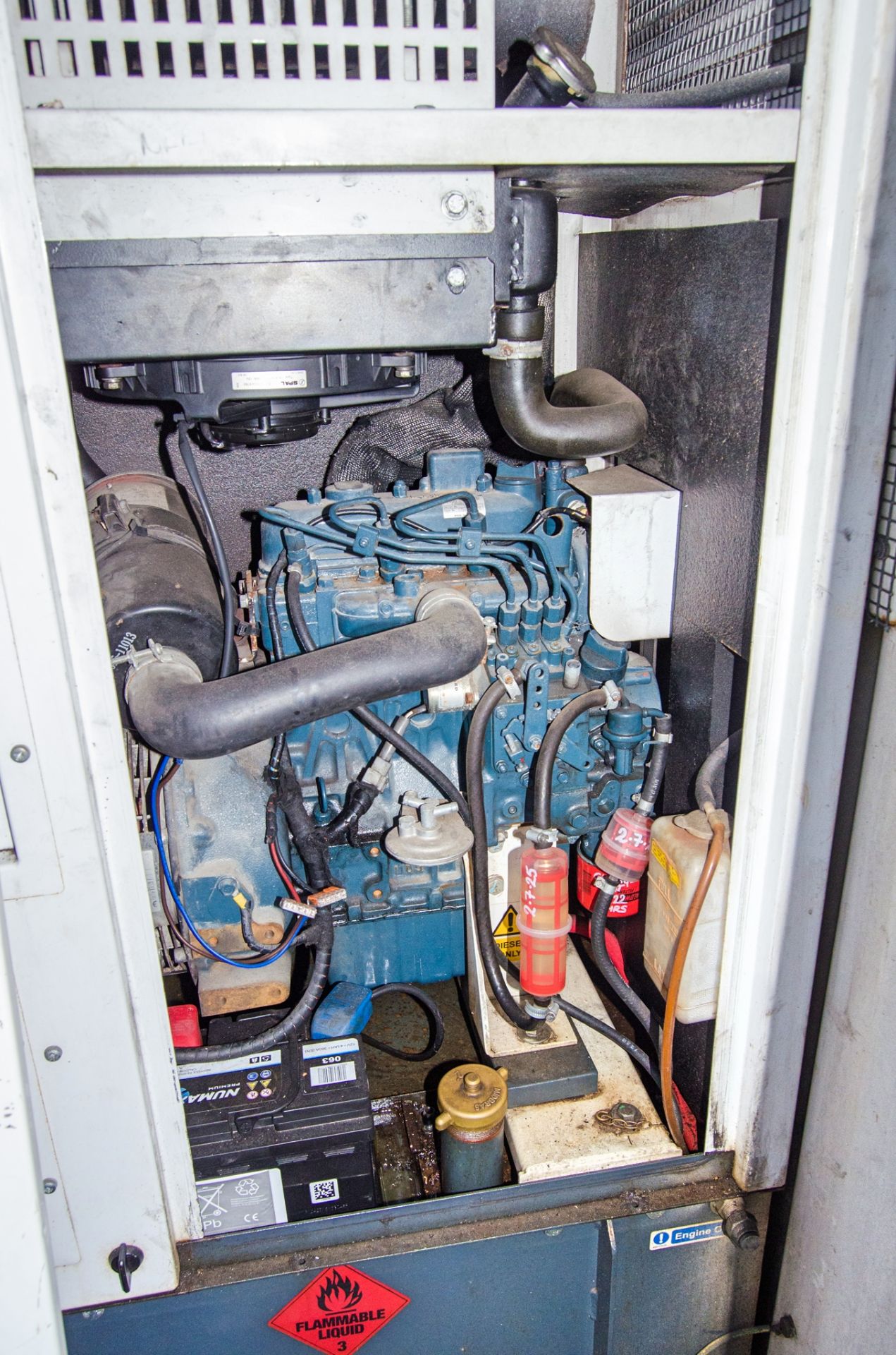 21ft x 9ft steel anti-vandal welfare site unit Comprising canteen area, toilet and generator room - Image 9 of 10