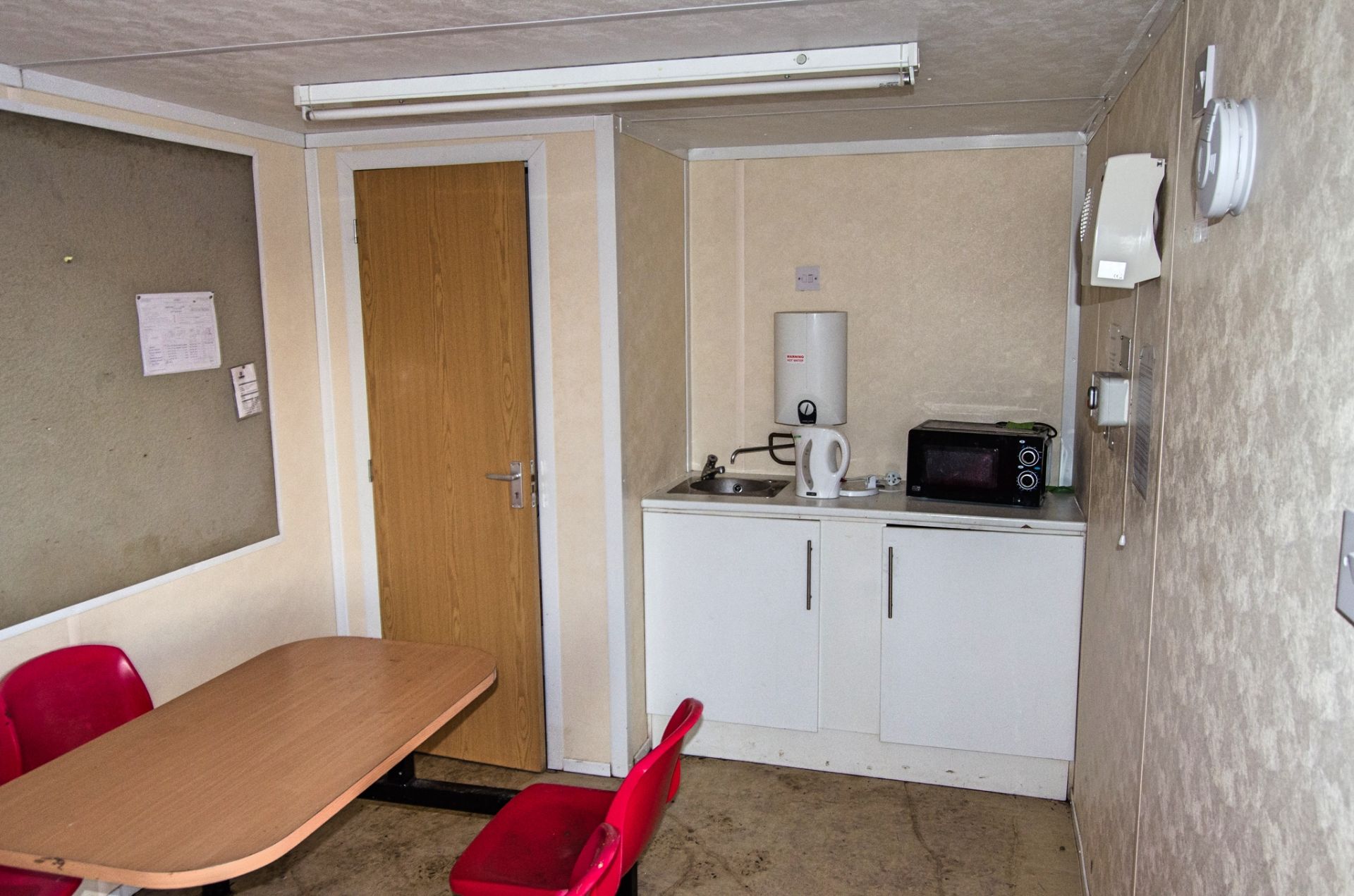21ft x 9ft steel anti-vandal welfare site unit Comprising canteen area, toilet and generator room - Image 5 of 10