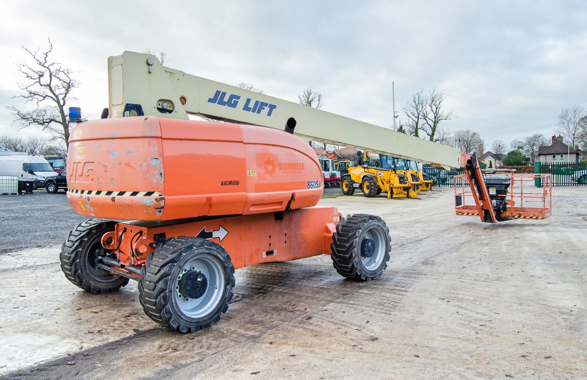 JLG 860 SJ diesel driven articulated boom access platform Year: 2014 S/N: 0300190882 Recorded Hours: - Image 3 of 20