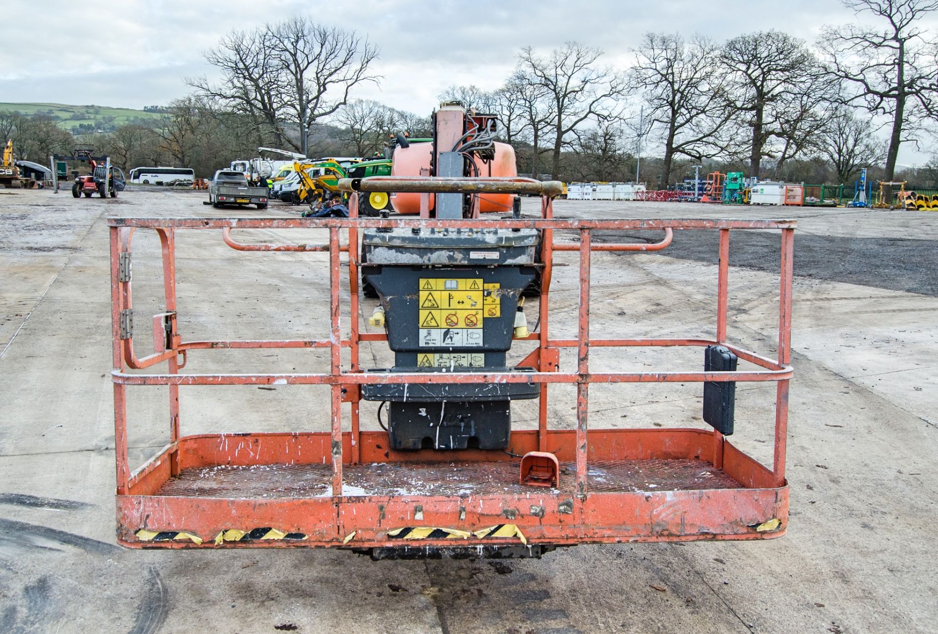 JLG 860 SJ diesel driven articulated boom access platform Year: 2014 S/N: 0300190882 Recorded Hours: - Image 5 of 20