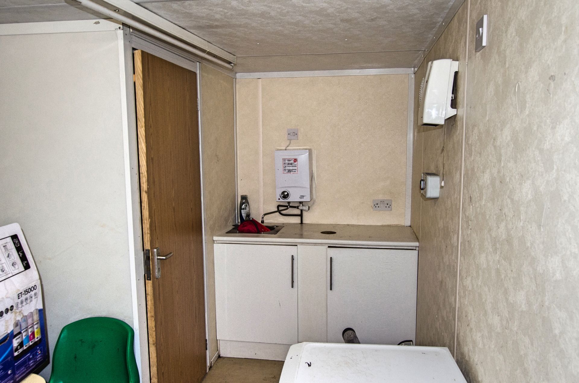 21ft x 9ft steel anti-vandal welfare site unit Comprising canteen area, toilet and generator room - Image 5 of 11