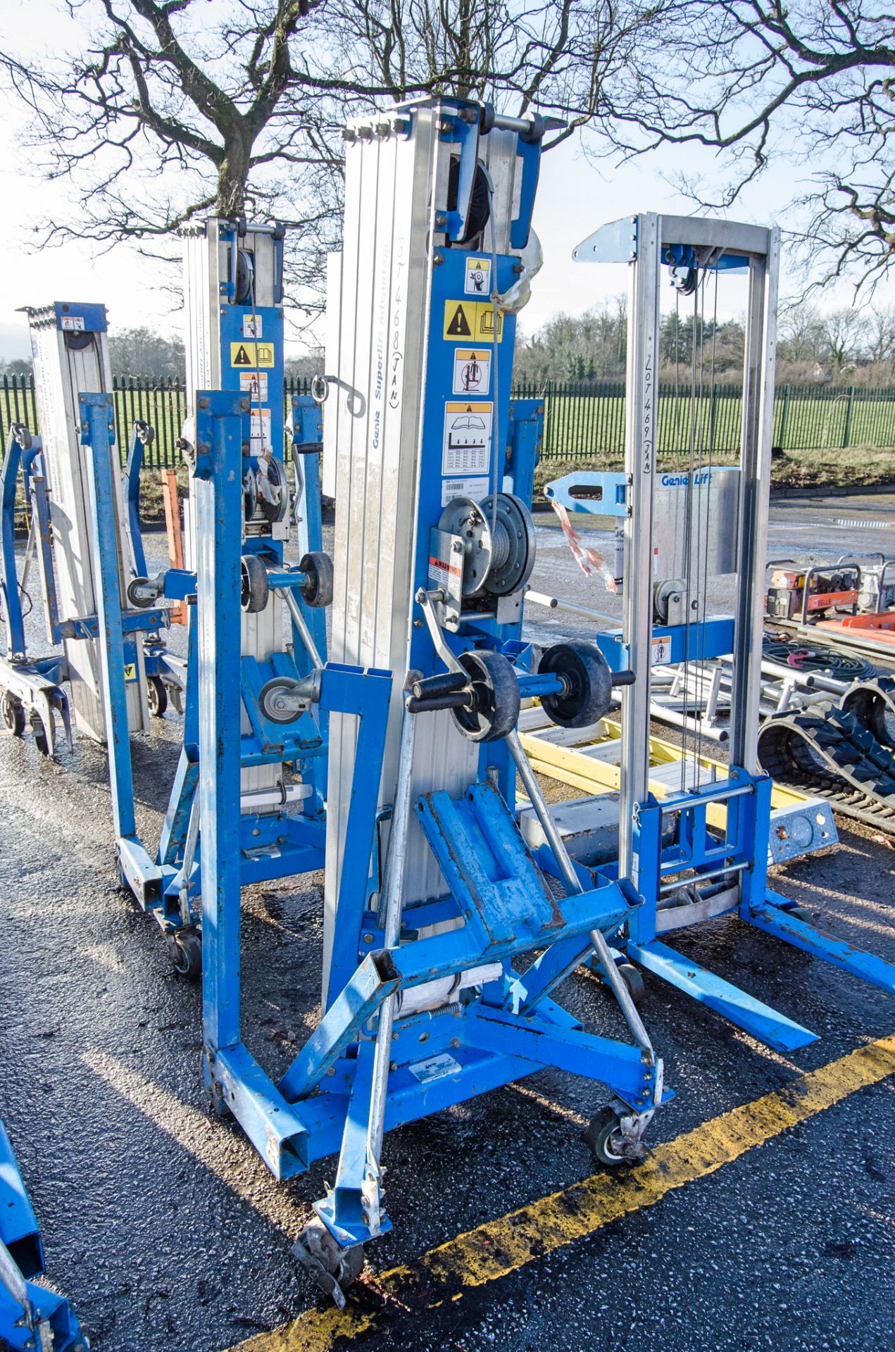 Genie SLA20 manual material hoist c/w forks A68? - Image 2 of 2