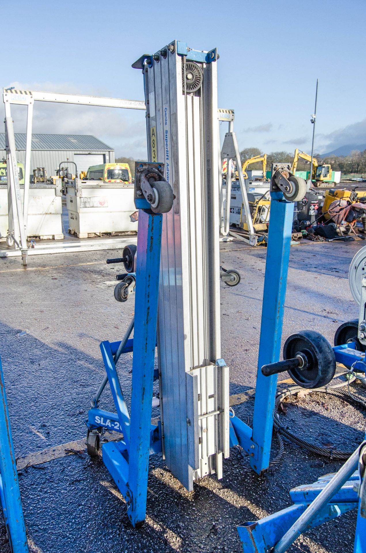 Genie SLA20 manual material hoist c/w forks A833396