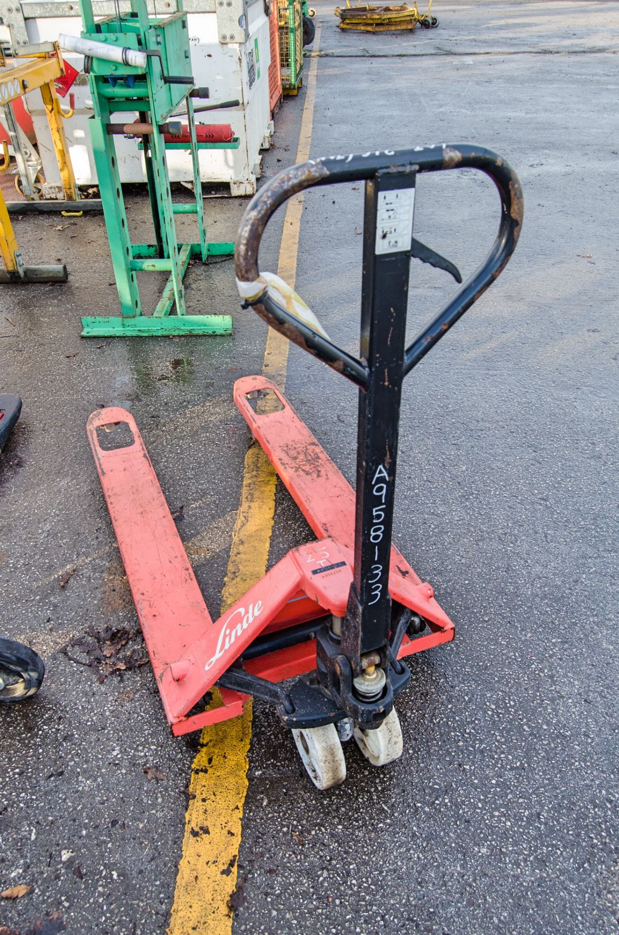Linde hand hydraulic pallet truck A958133 - Image 2 of 2