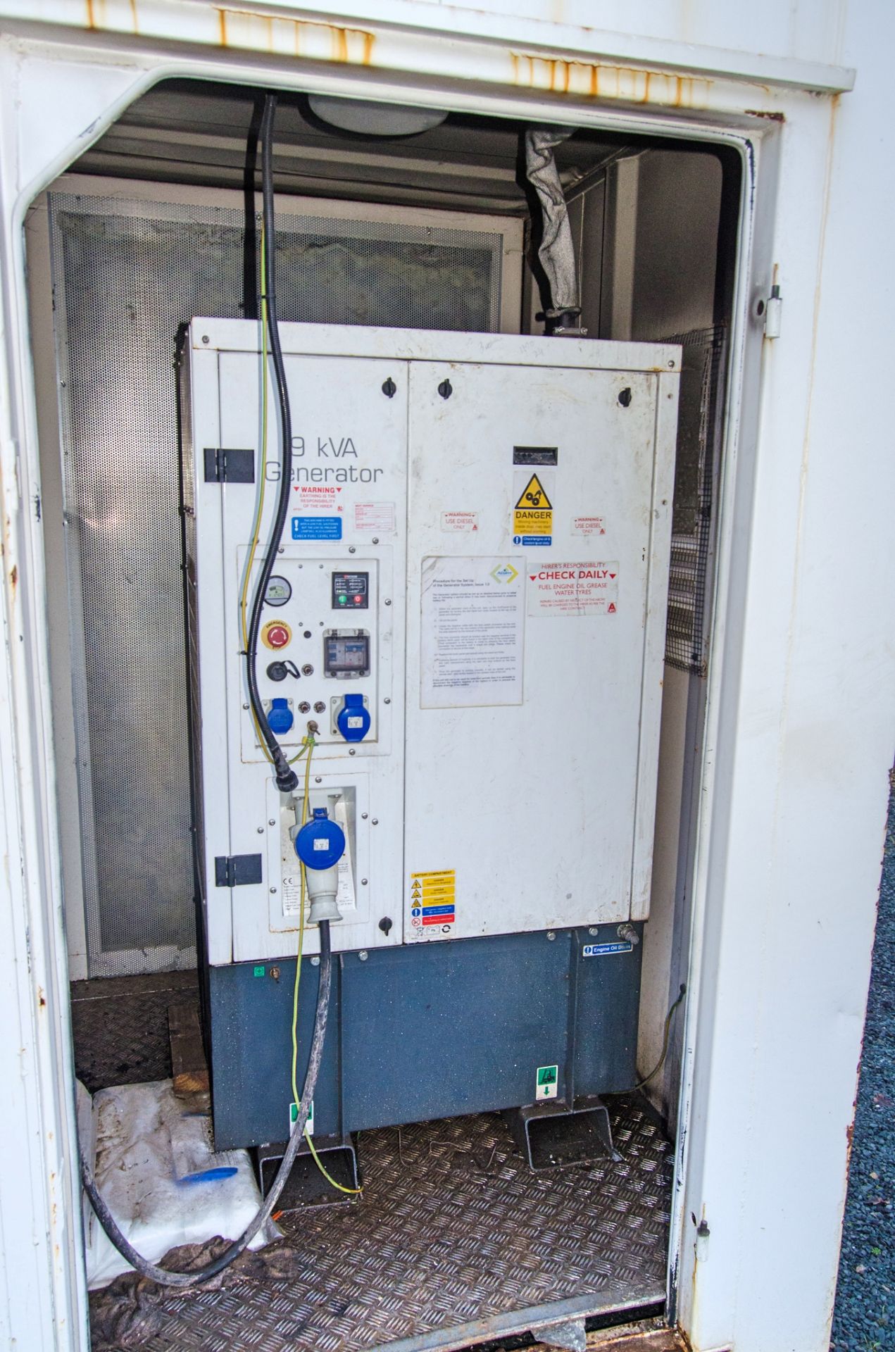 21ft x 9ft steel anti-vandal welfare site unit Comprising canteen area, toilet and generator room - Image 9 of 11