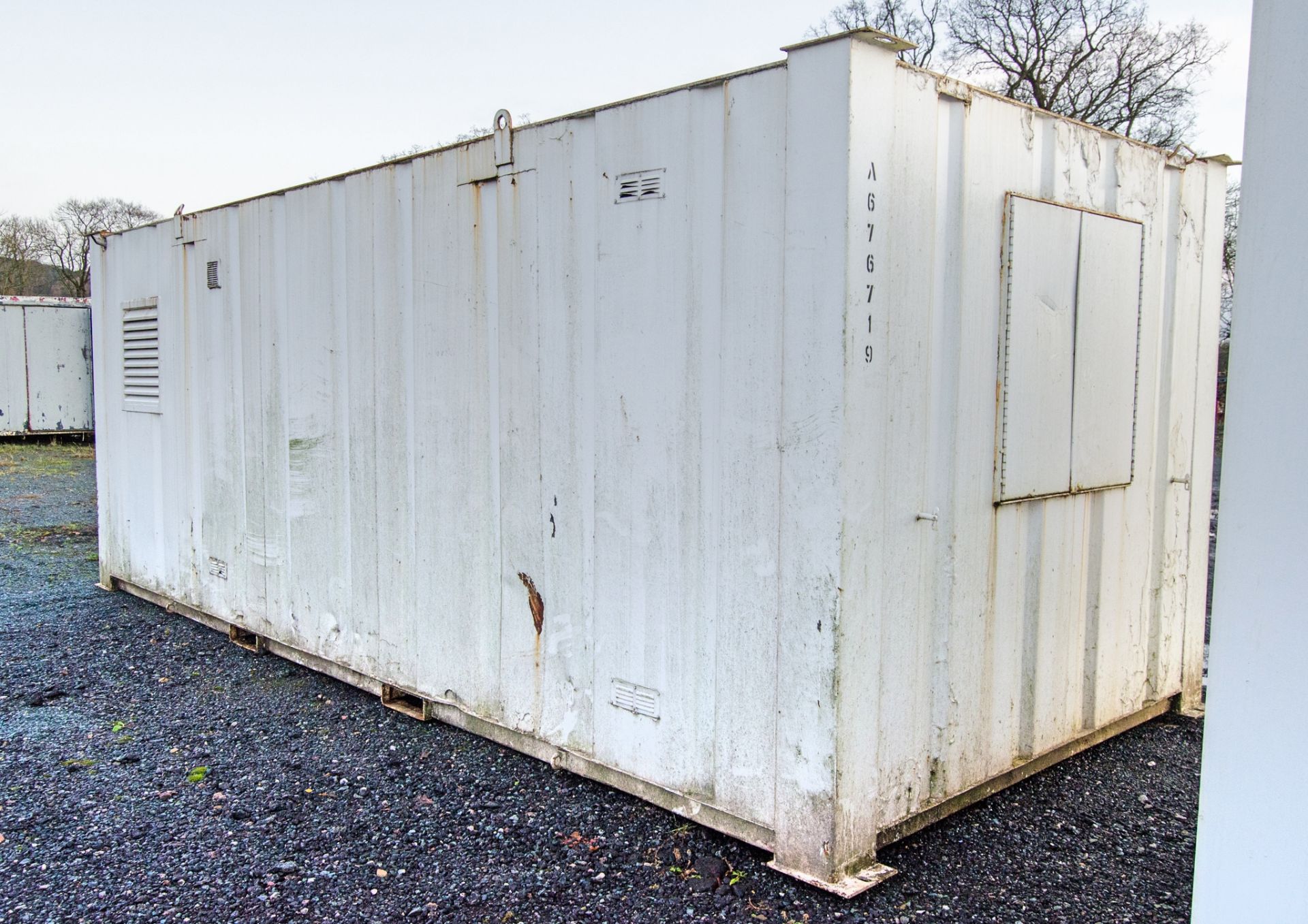 21ft x 9ft steel anti-vandal welfare site unit Comprising canteen area, toilet and generator room - Image 3 of 11