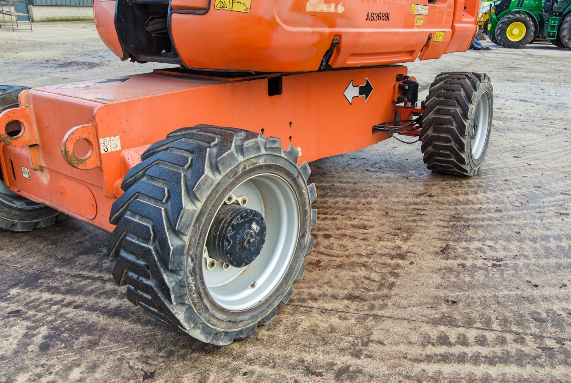 JLG 860 SJ diesel driven articulated boom access platform Year: 2014 S/N: 0300190882 Recorded Hours: - Image 10 of 20