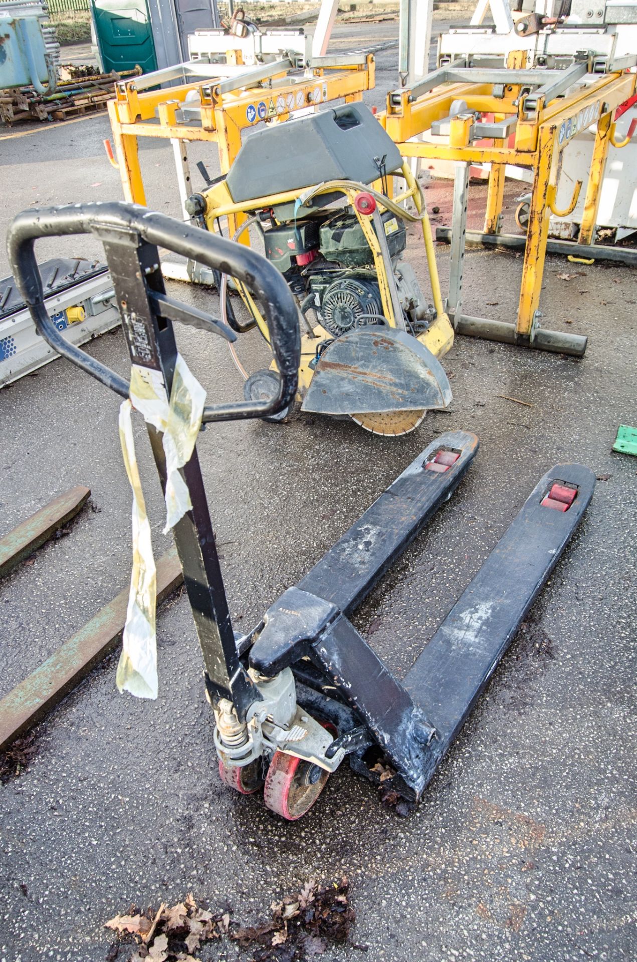 Hand hydraulic pallet truck A1338616 - Image 2 of 2