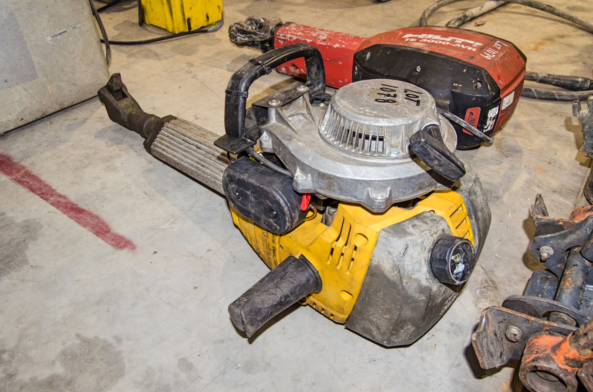 Wacker Neuson BH55 petrol driven breaker A675958 - Image 2 of 2