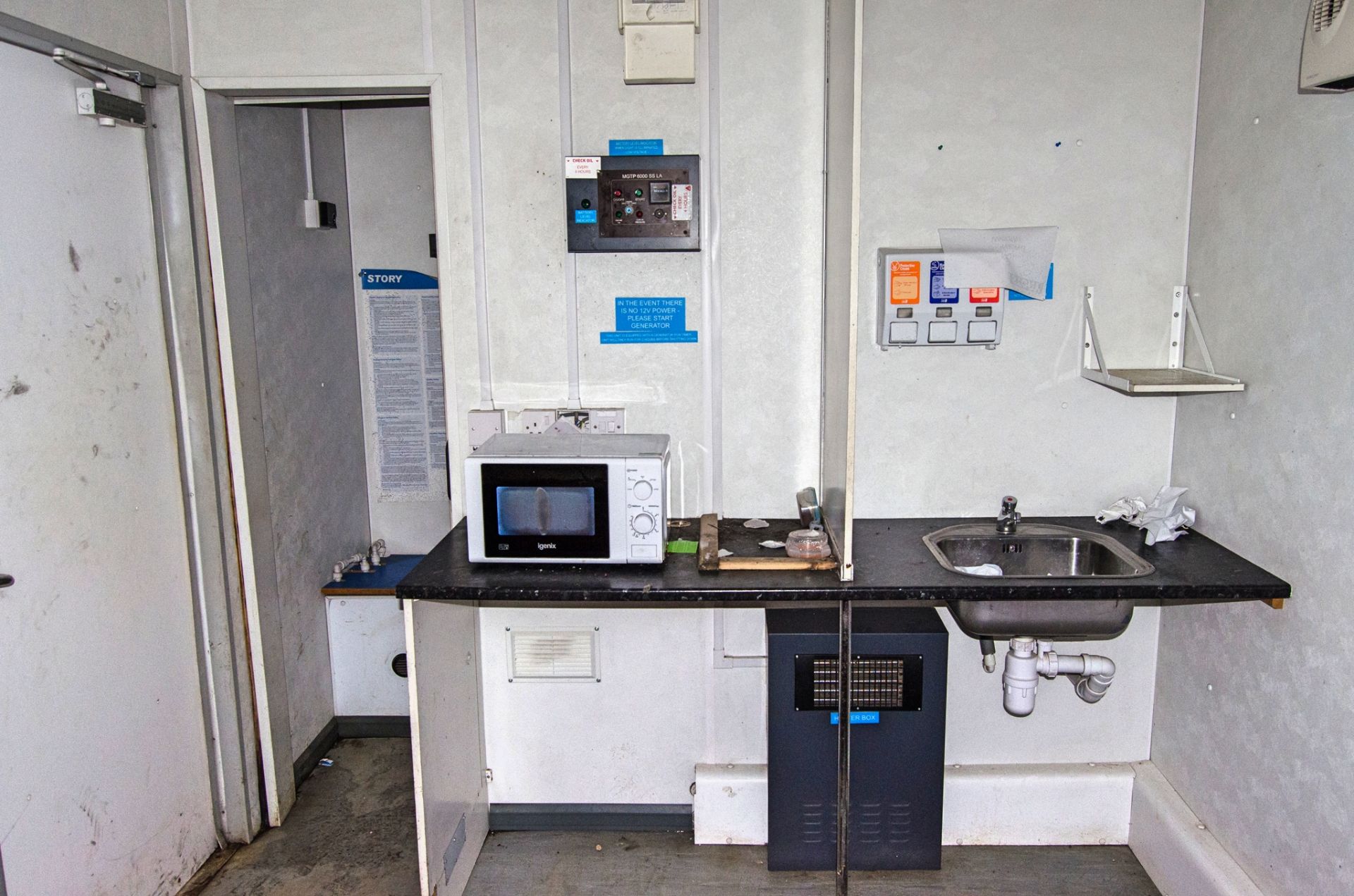 24ft x 9ft steel anti-vandal welfare site unit Comprising canteen area, office, toilet and generator - Image 7 of 12