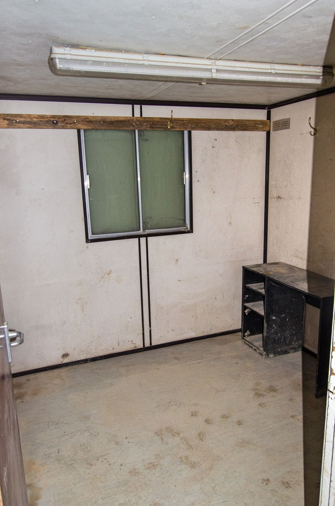 24ft x 9ft steel anti-vandal office unit ** No keys but unlocked ** - Image 6 of 6