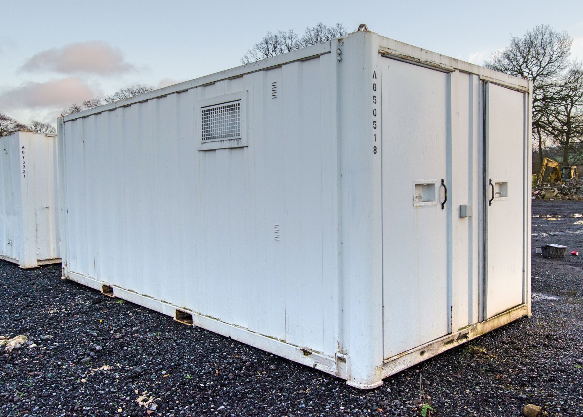 21ft x 9ft steel anti-vandal welfare site unit Comprising canteen area, toilet and generator room - Image 3 of 9