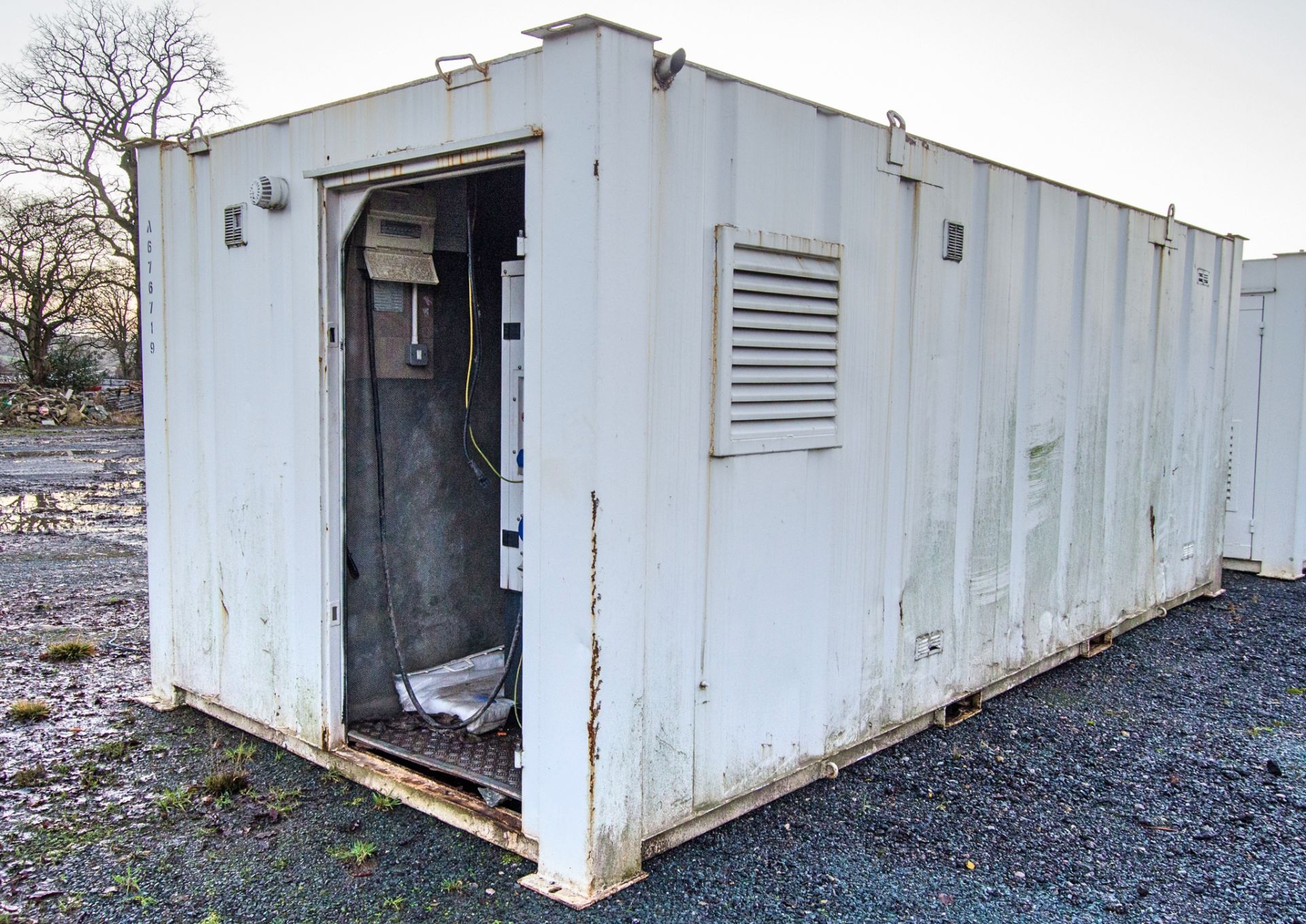 21ft x 9ft steel anti-vandal welfare site unit Comprising canteen area, toilet and generator room - Image 4 of 11