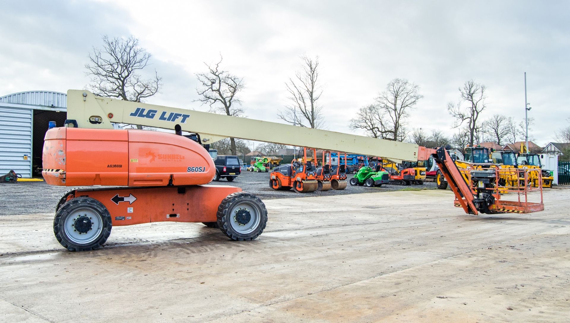 JLG 860 SJ diesel driven articulated boom access platform Year: 2014 S/N: 0300190882 Recorded Hours: - Image 8 of 20